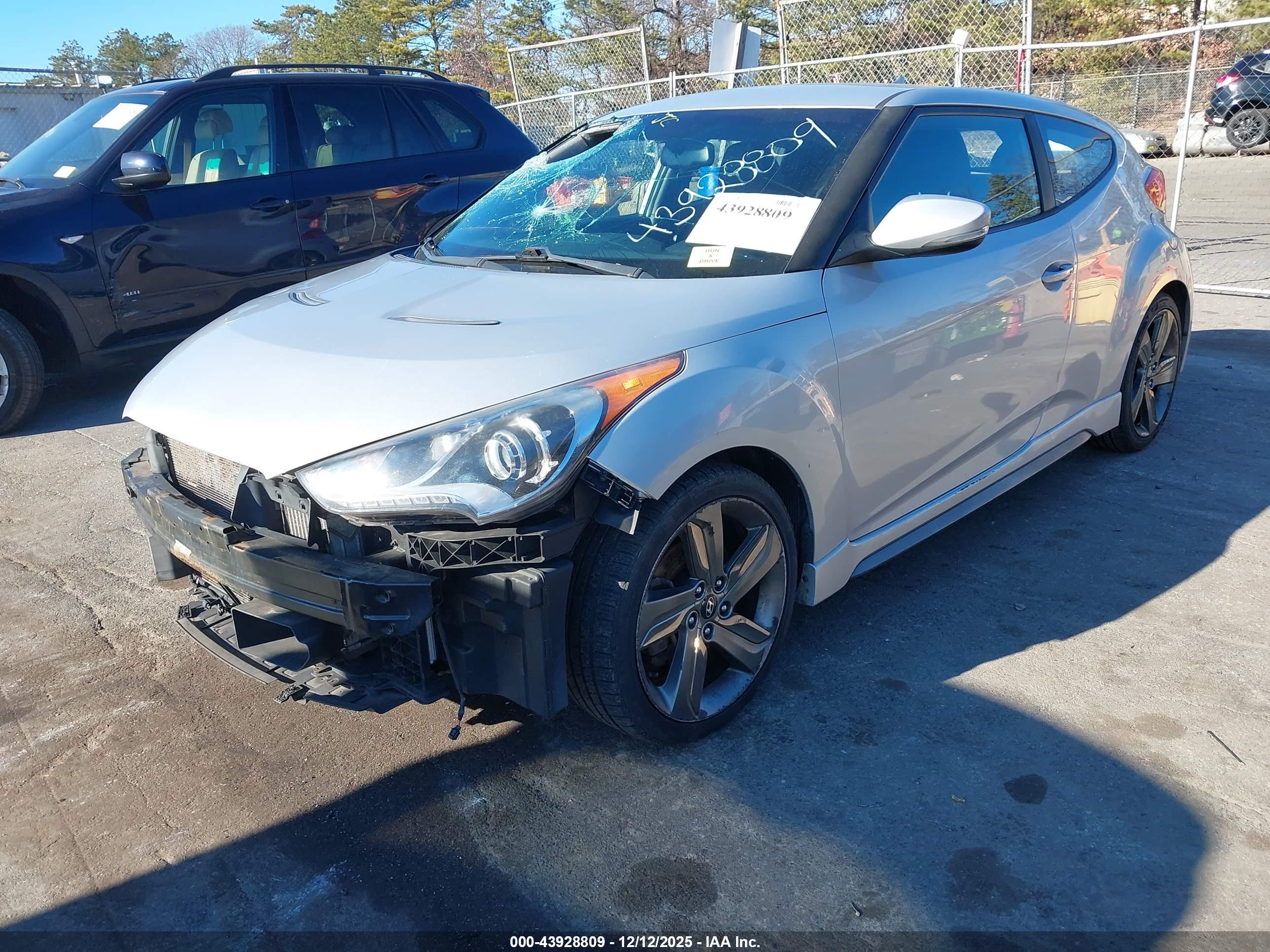 HYUNDAI VELOSTER image 2