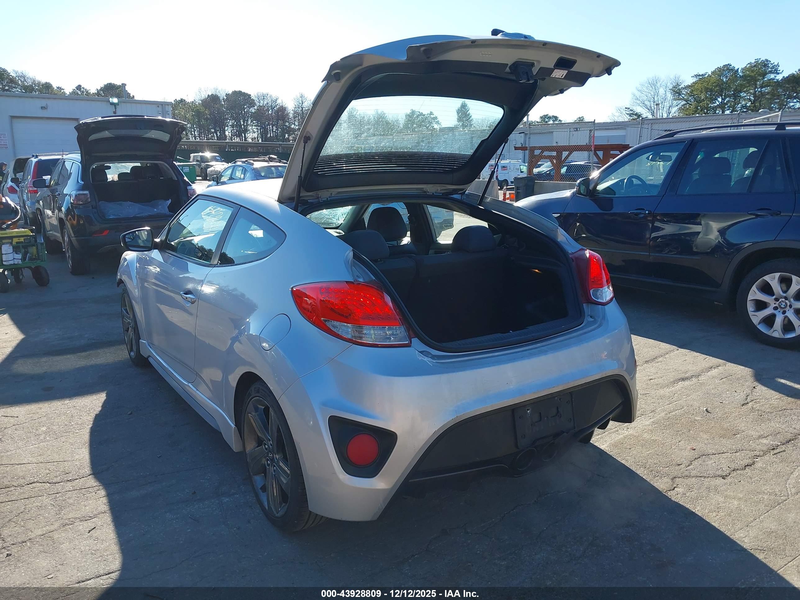 HYUNDAI VELOSTER image 3