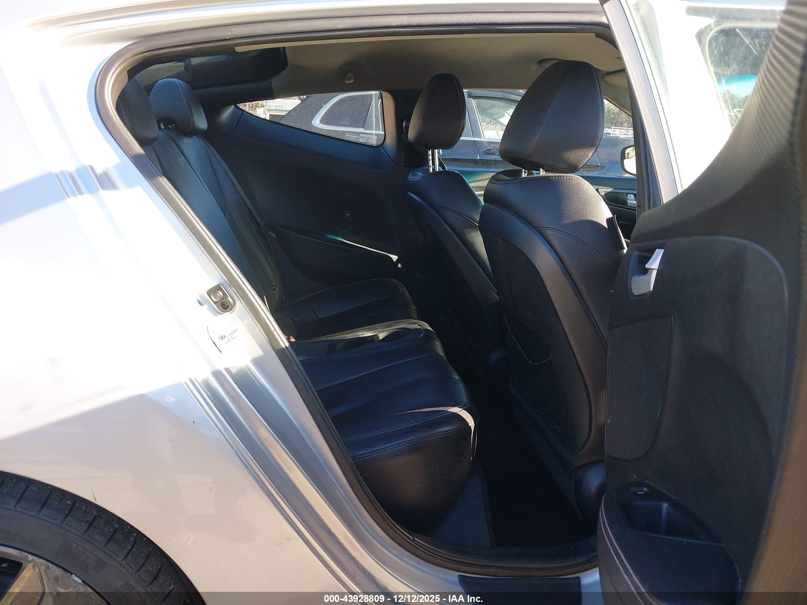 HYUNDAI VELOSTER image 8