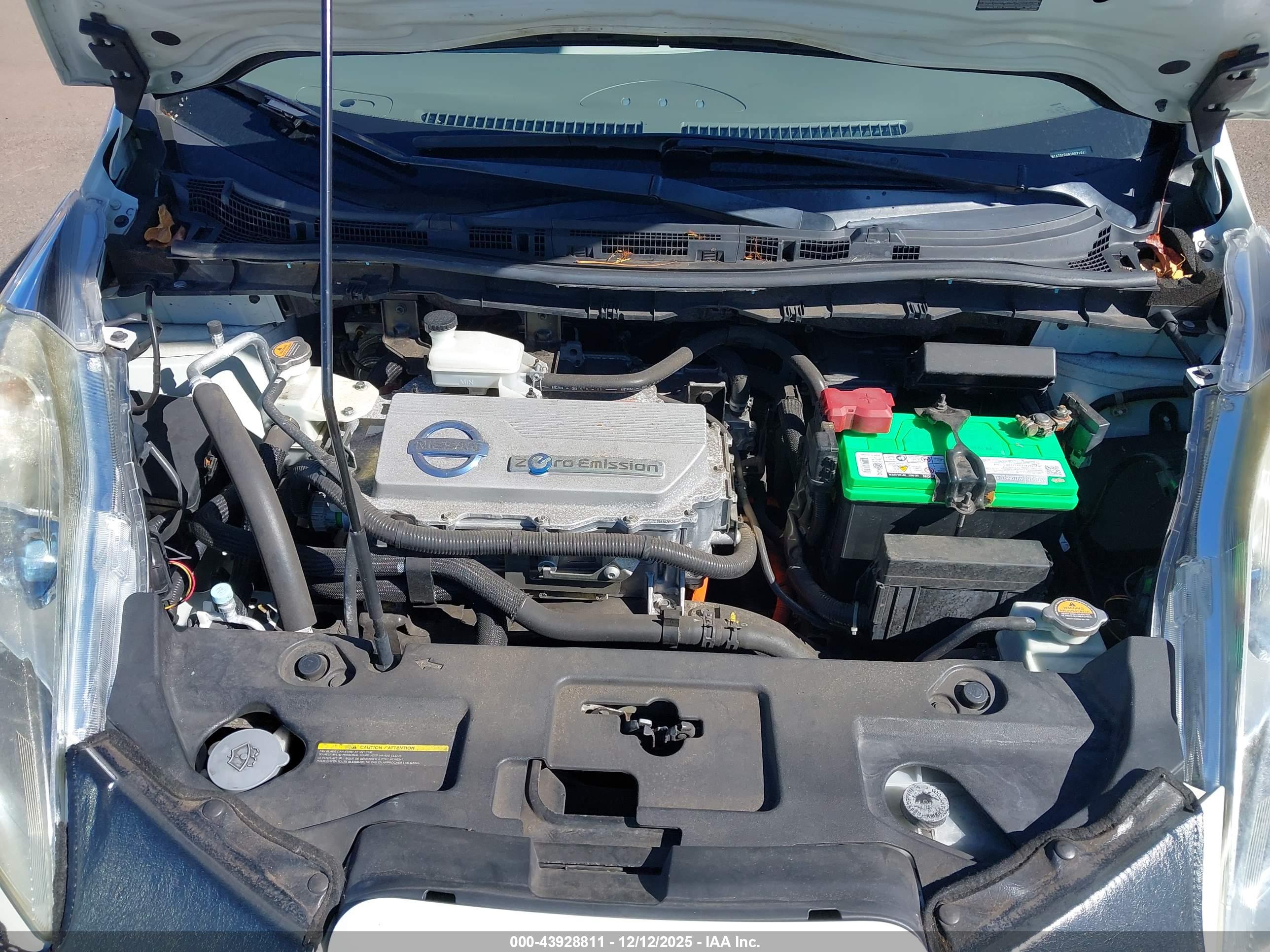 NISSAN LEAF image 10