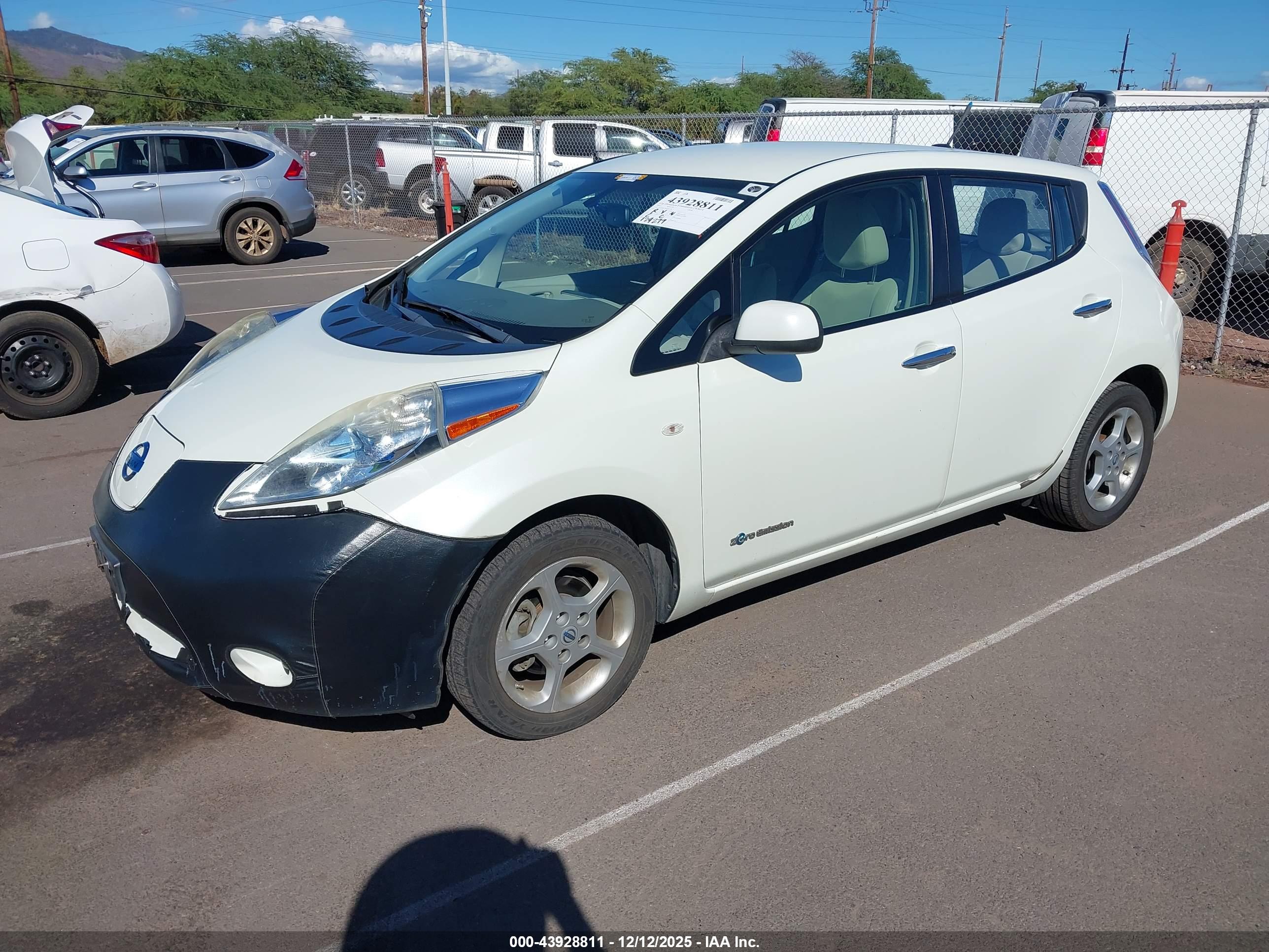 NISSAN LEAF image 2