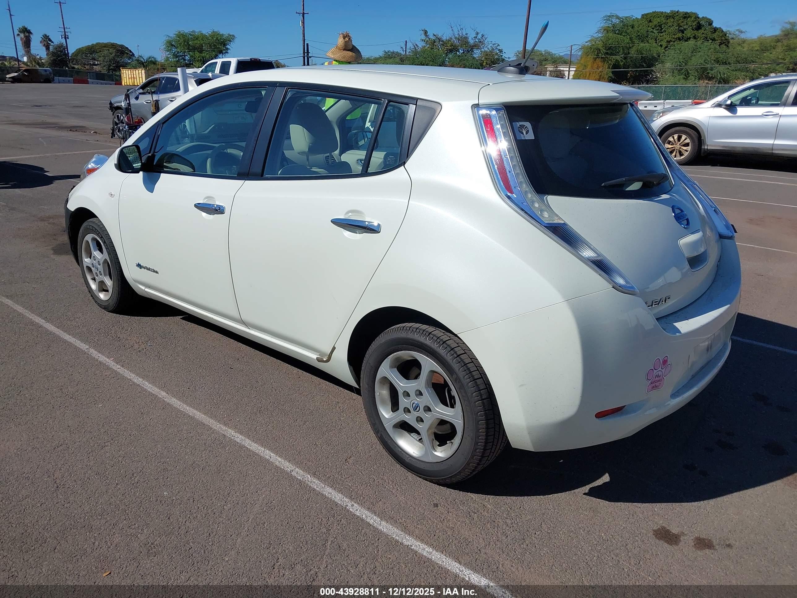 NISSAN LEAF image 3