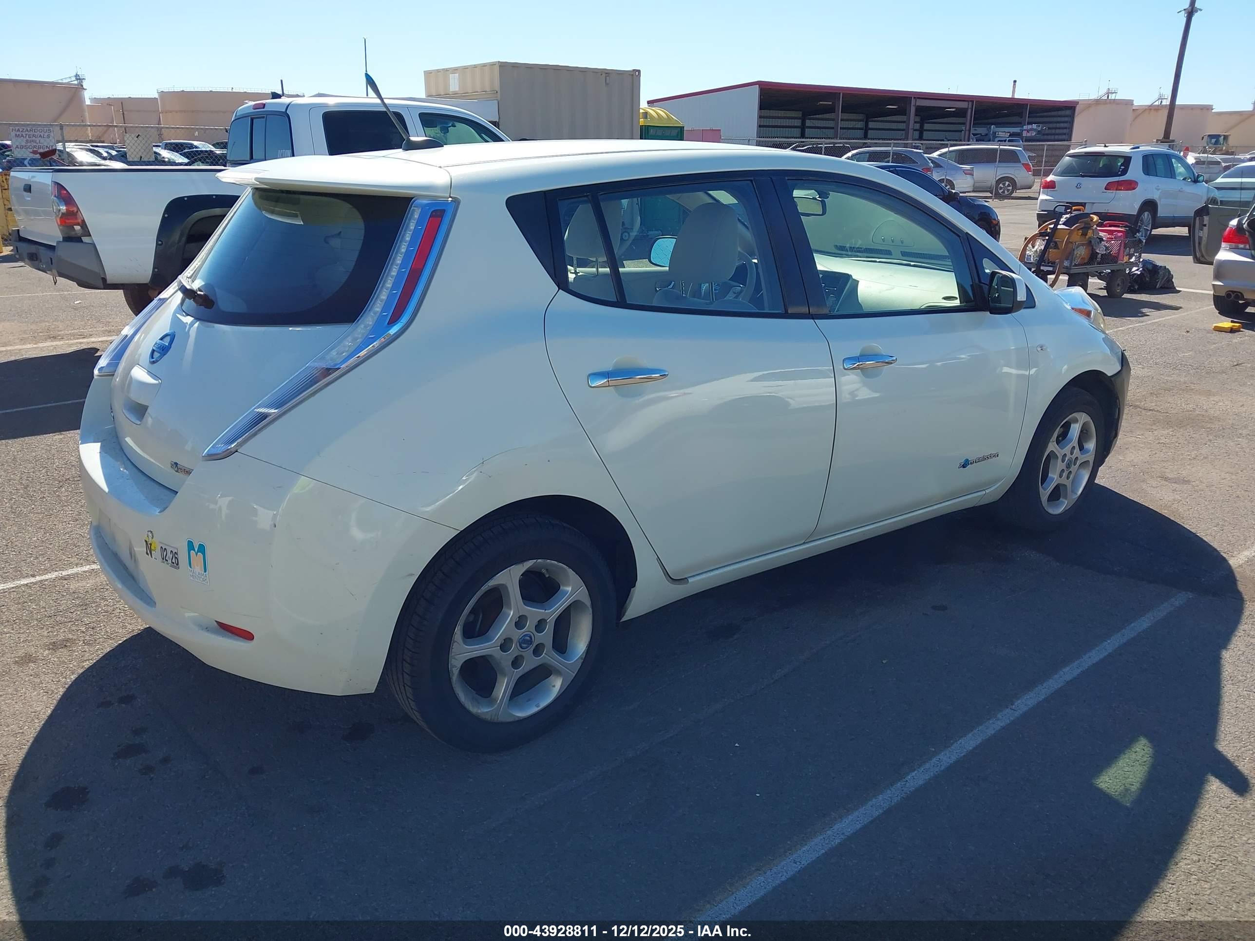 NISSAN LEAF image 4