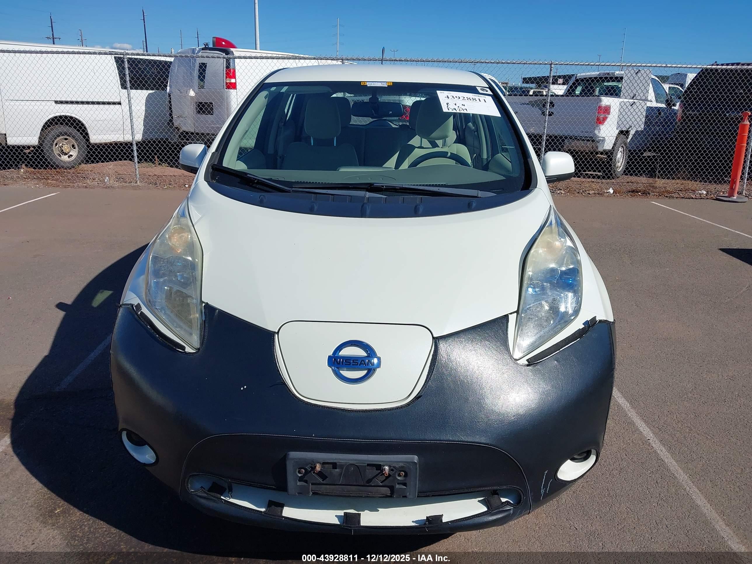 NISSAN LEAF image 6