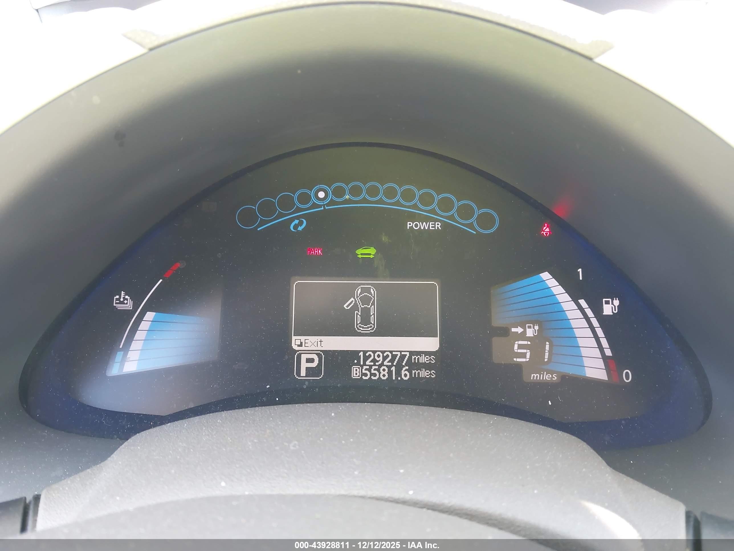 NISSAN LEAF image 7