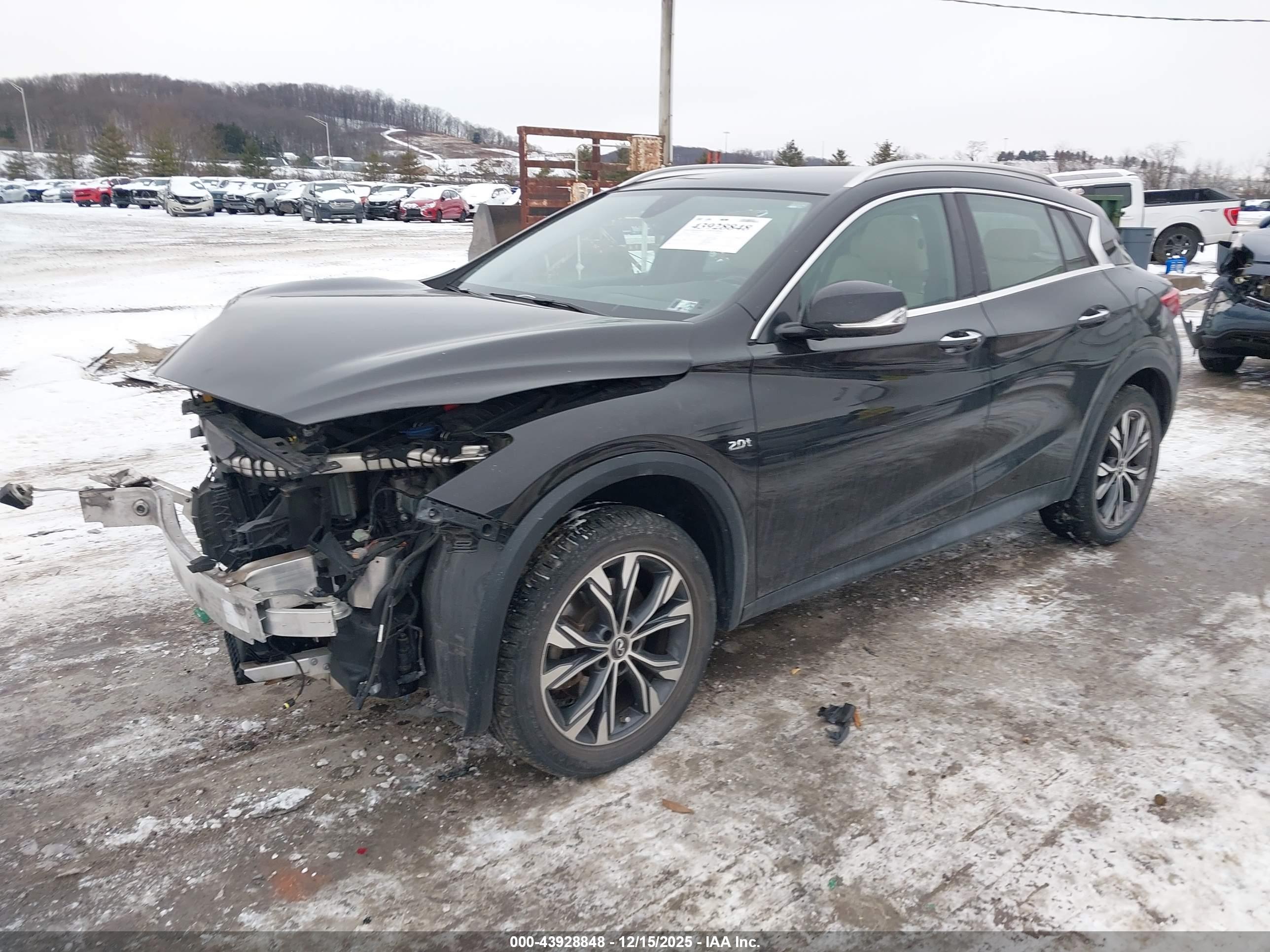 INFINITI QX30 image 2