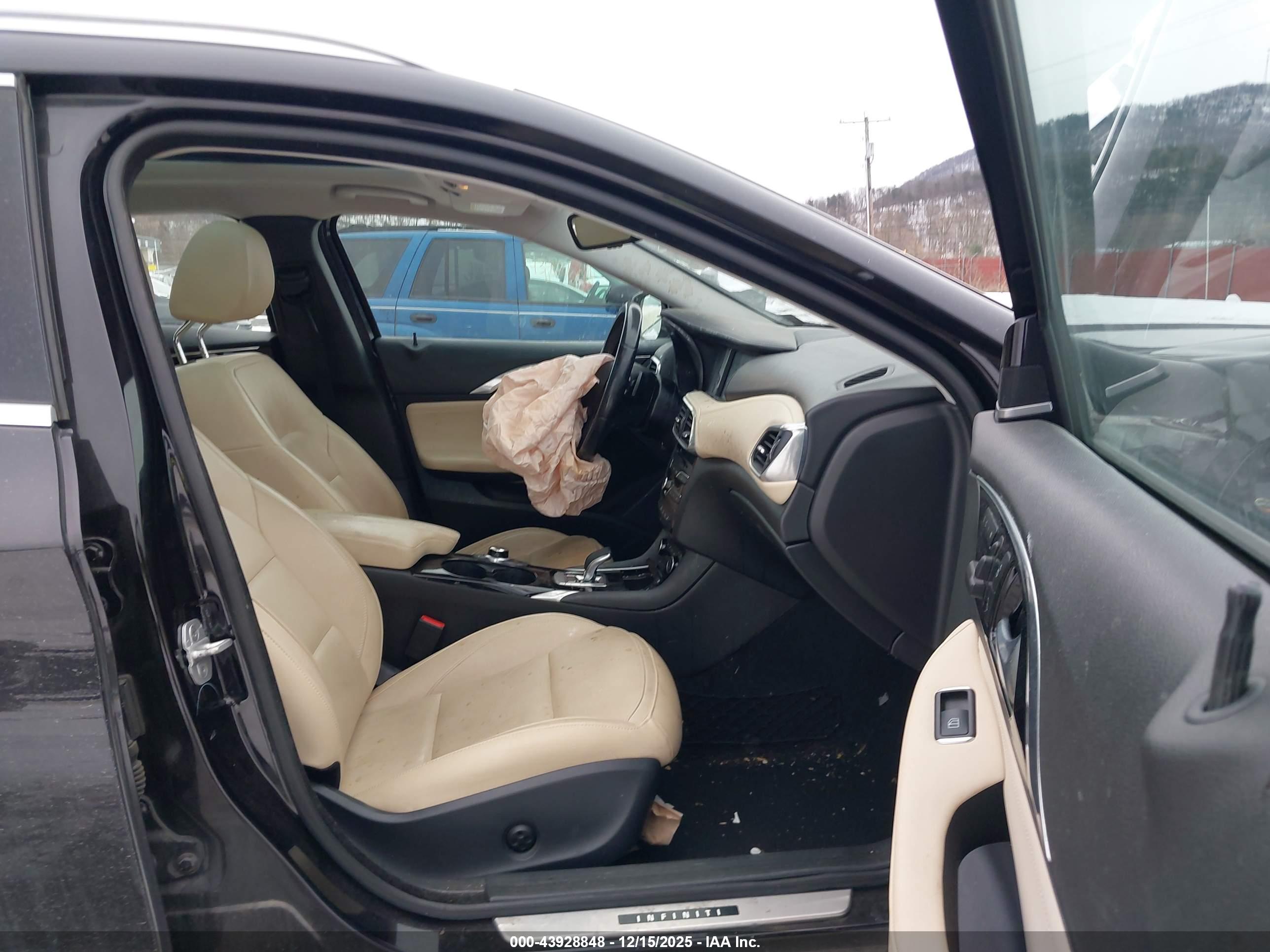 INFINITI QX30 image 5