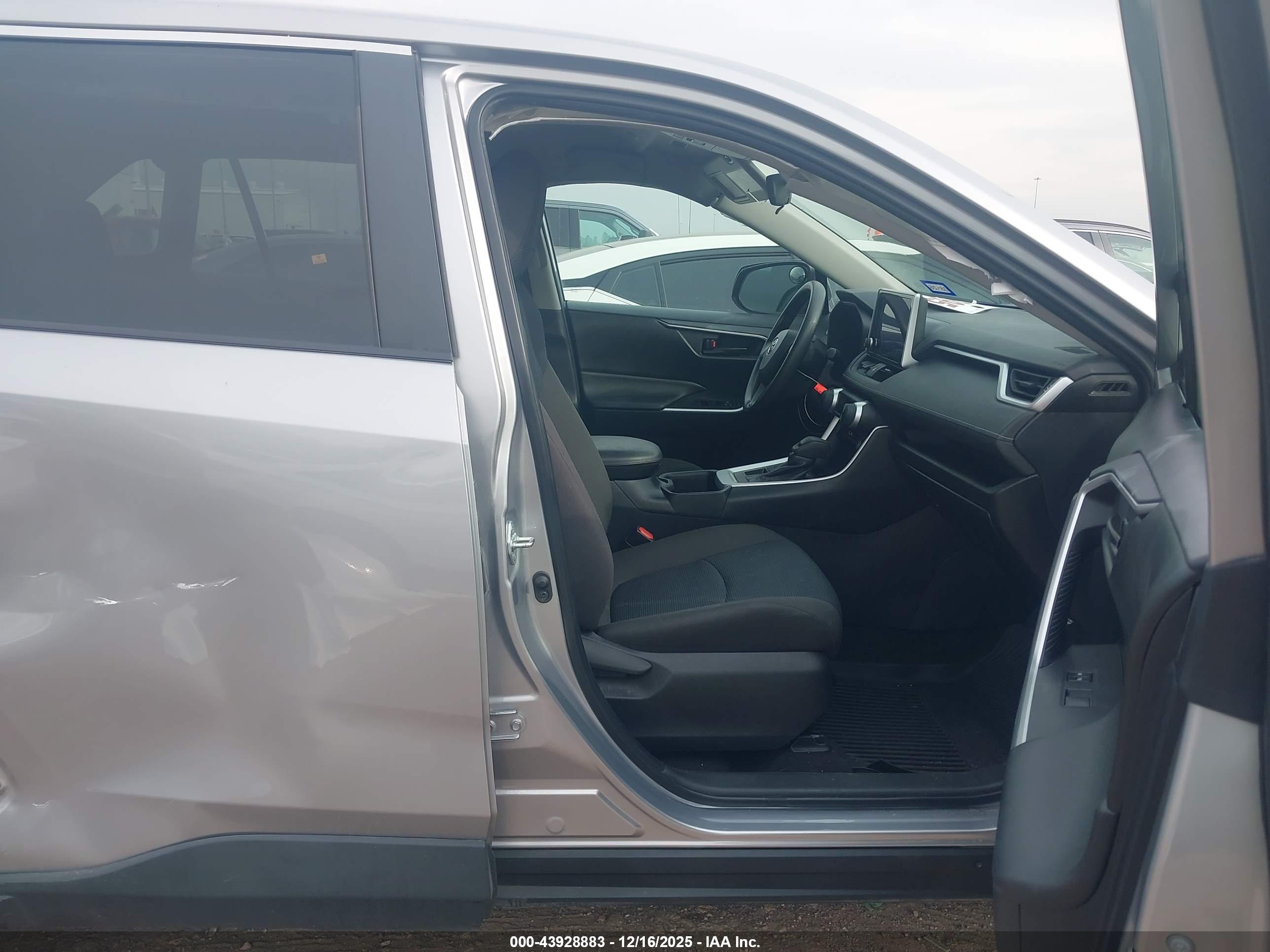TOYOTA RAV4 image 5