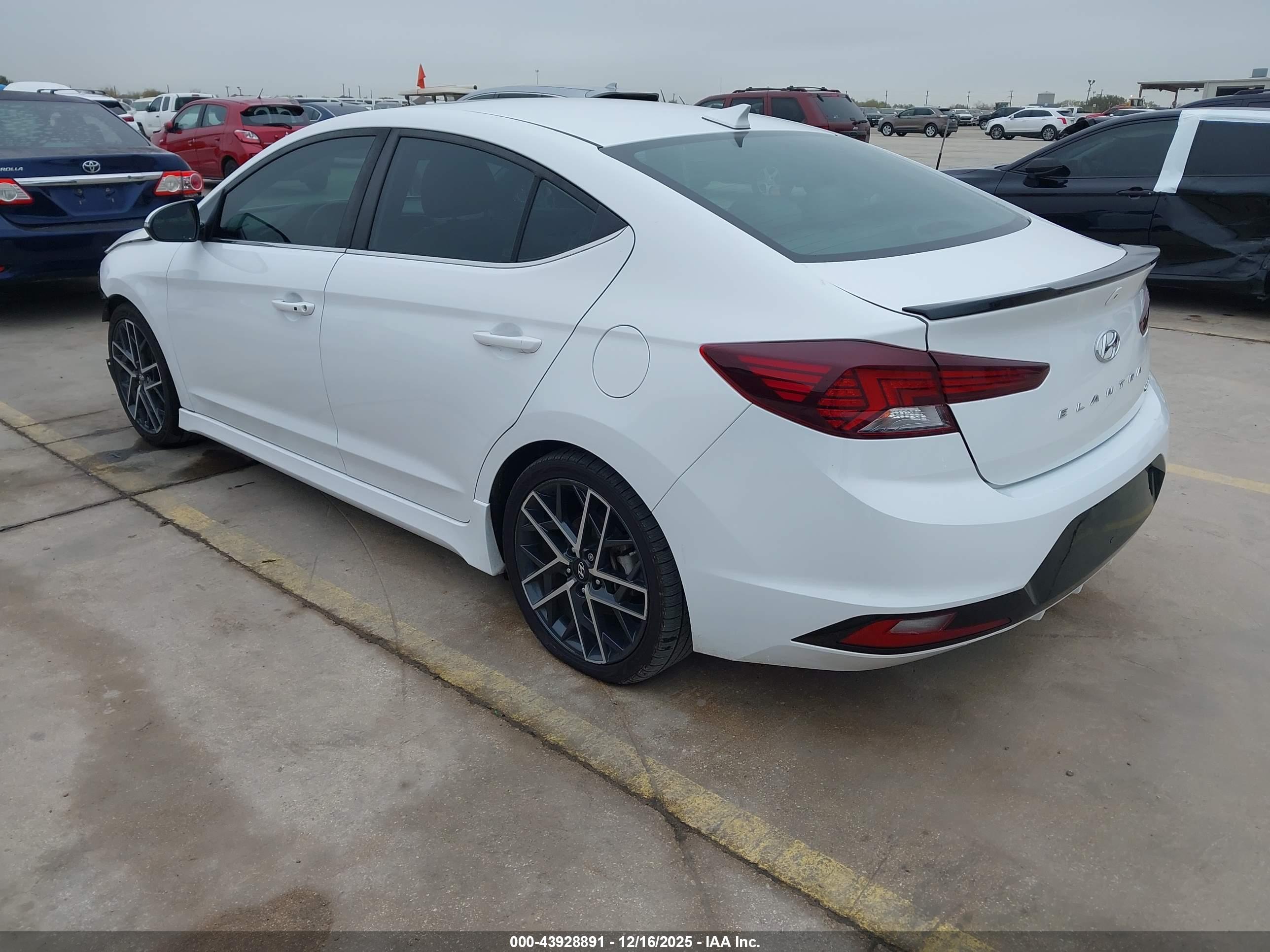 HYUNDAI ELANTRA image 3