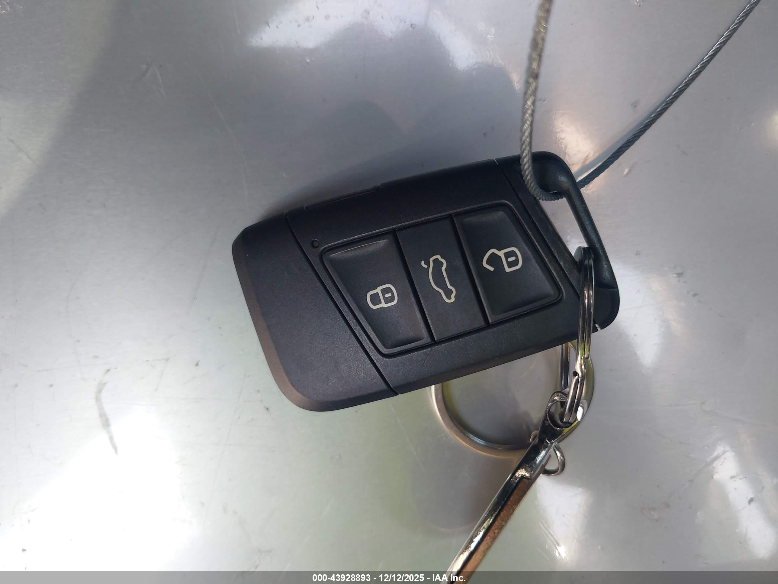 VOLKSWAGEN TAOS image 11