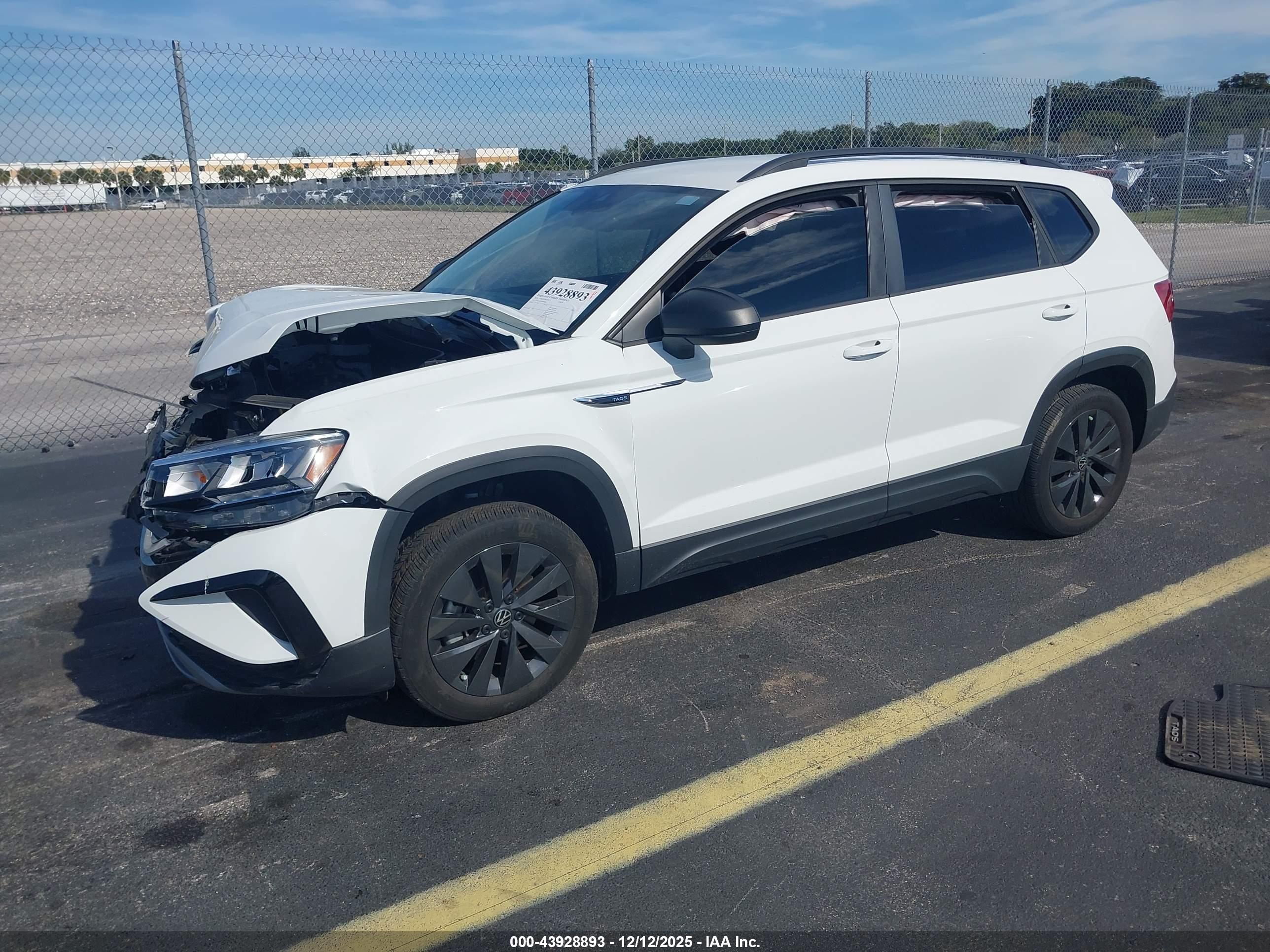 VOLKSWAGEN TAOS image 2