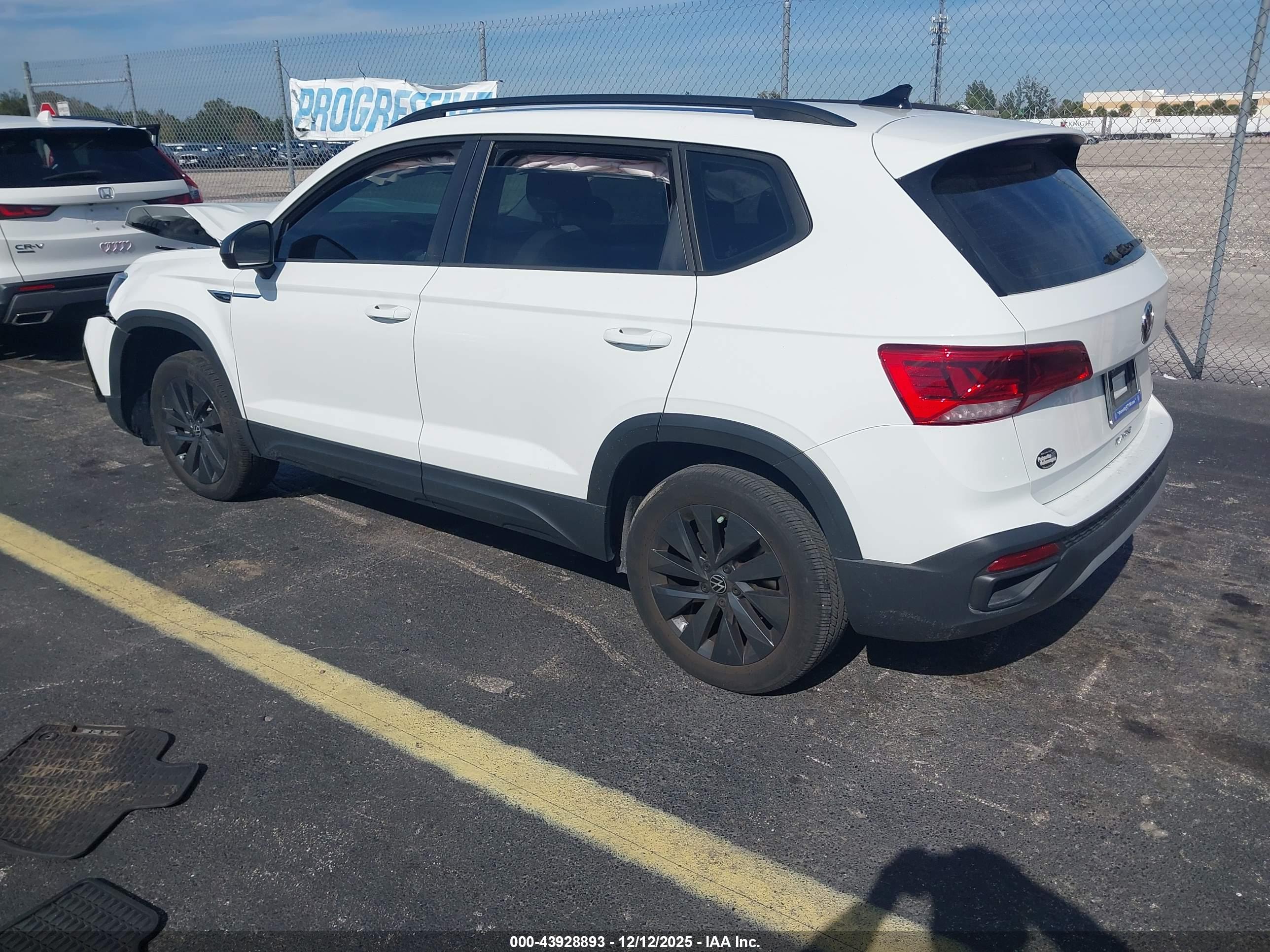 VOLKSWAGEN TAOS image 3