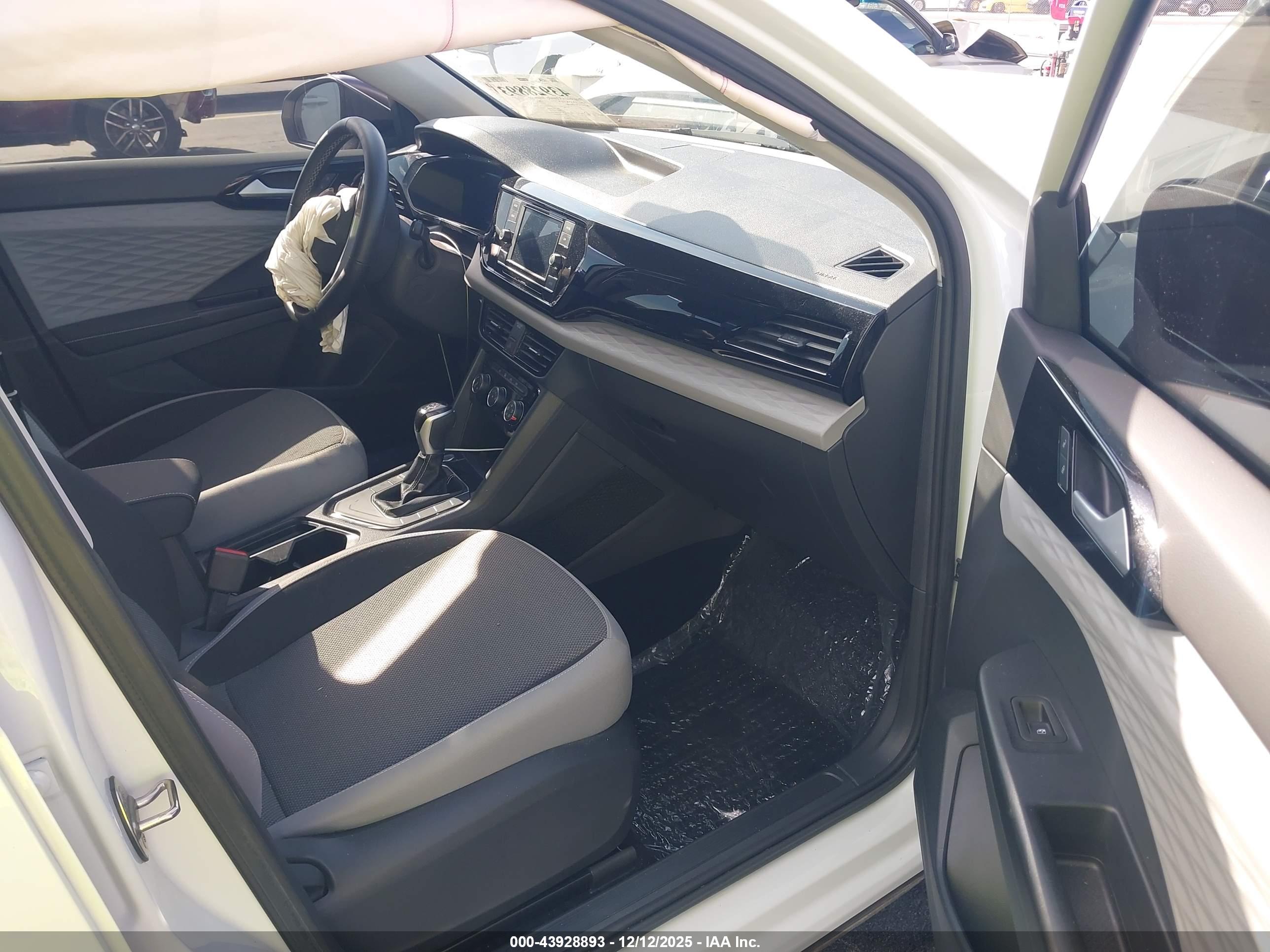 VOLKSWAGEN TAOS image 5