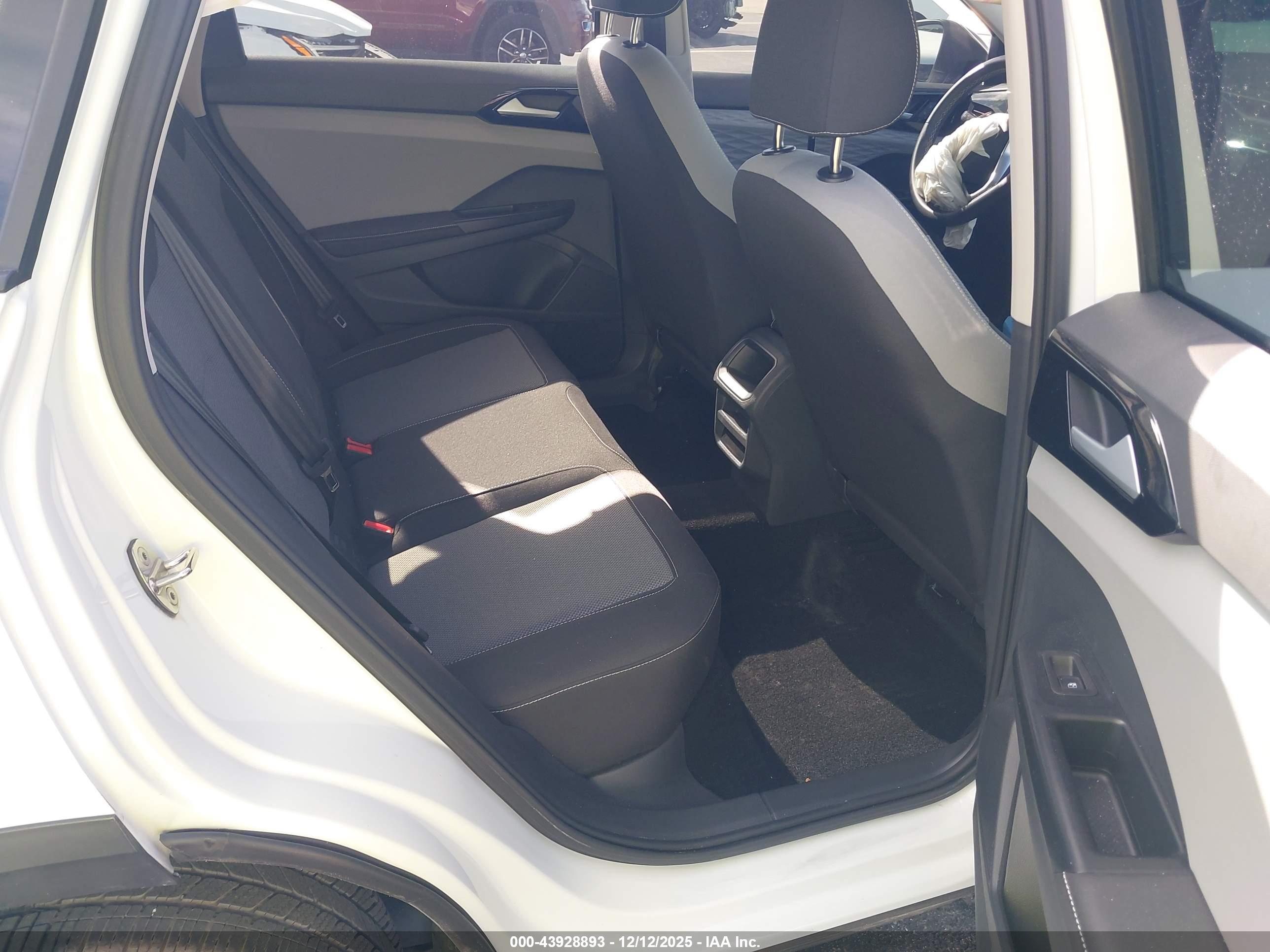 VOLKSWAGEN TAOS image 8