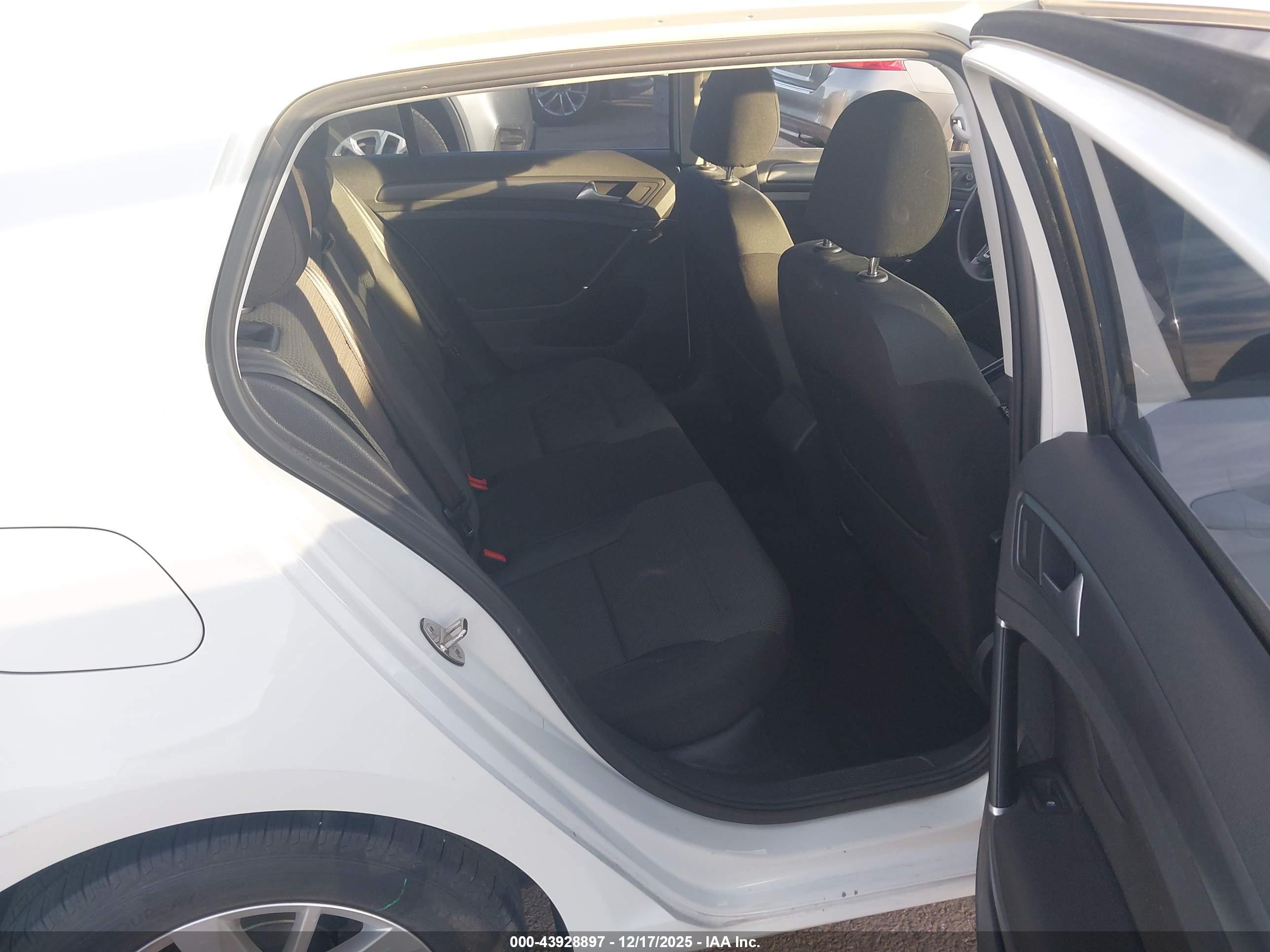 VOLKSWAGEN GOLF image 8