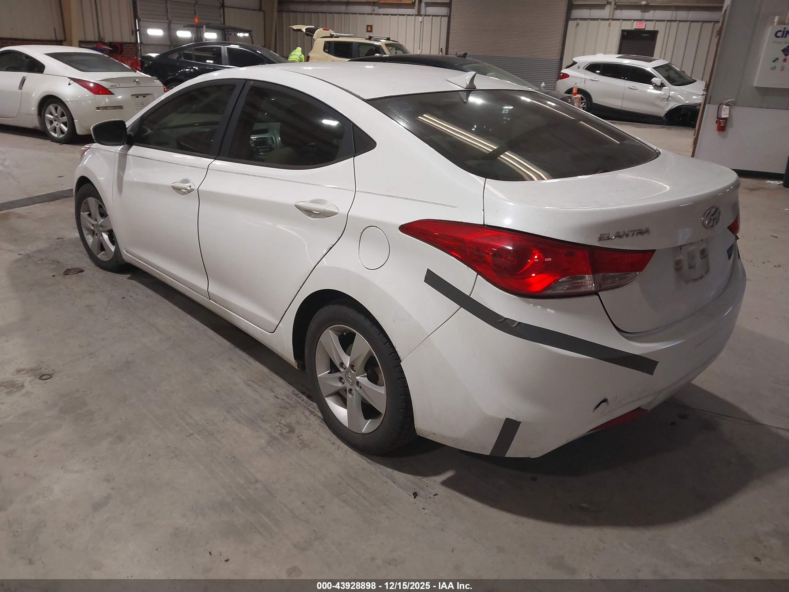 HYUNDAI ELANTRA image 3