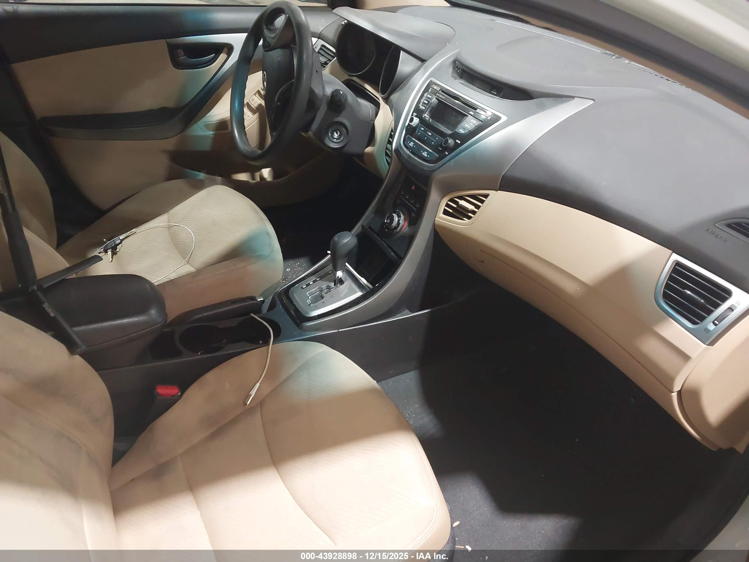 HYUNDAI ELANTRA image 5