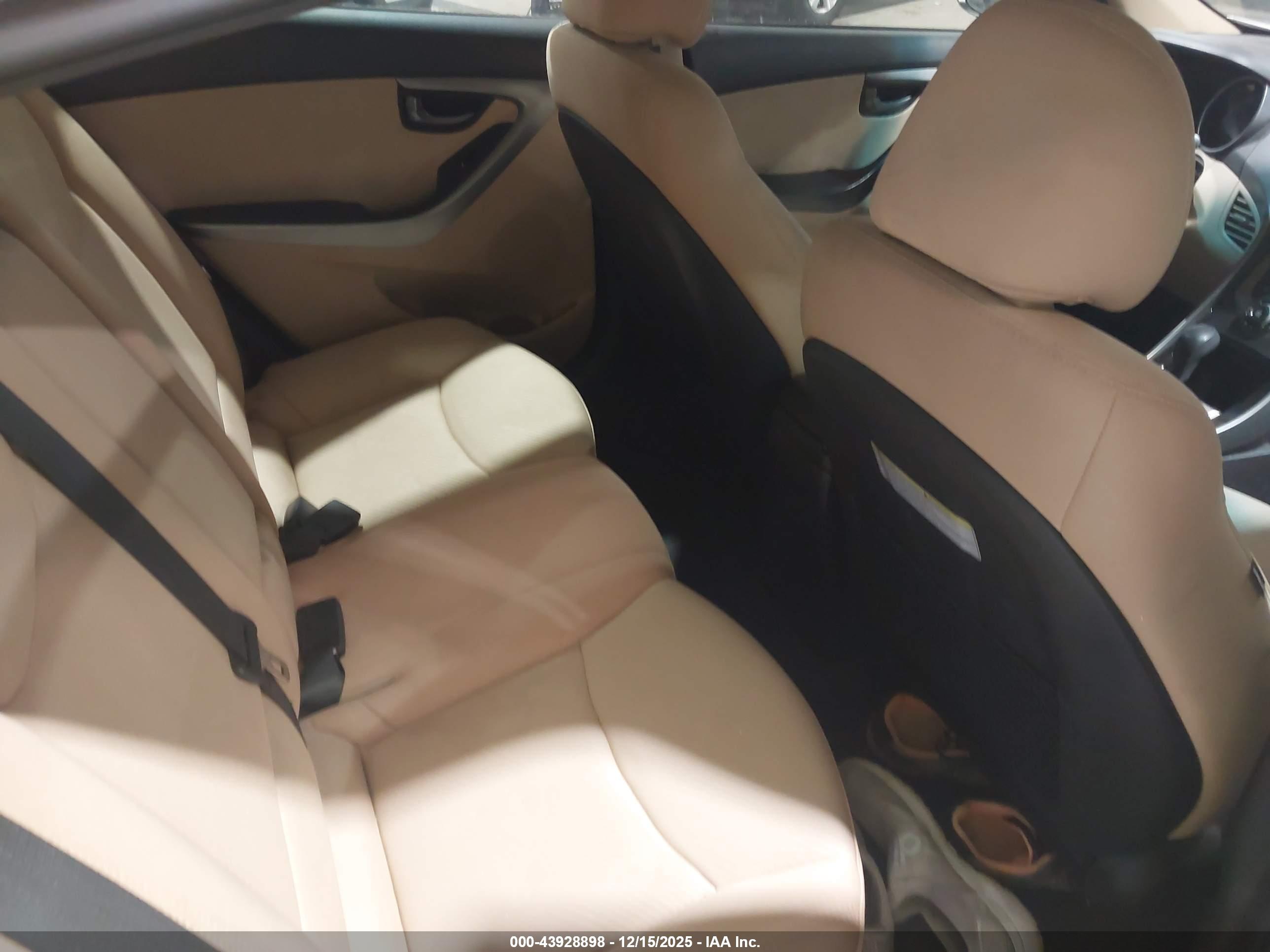 HYUNDAI ELANTRA image 8
