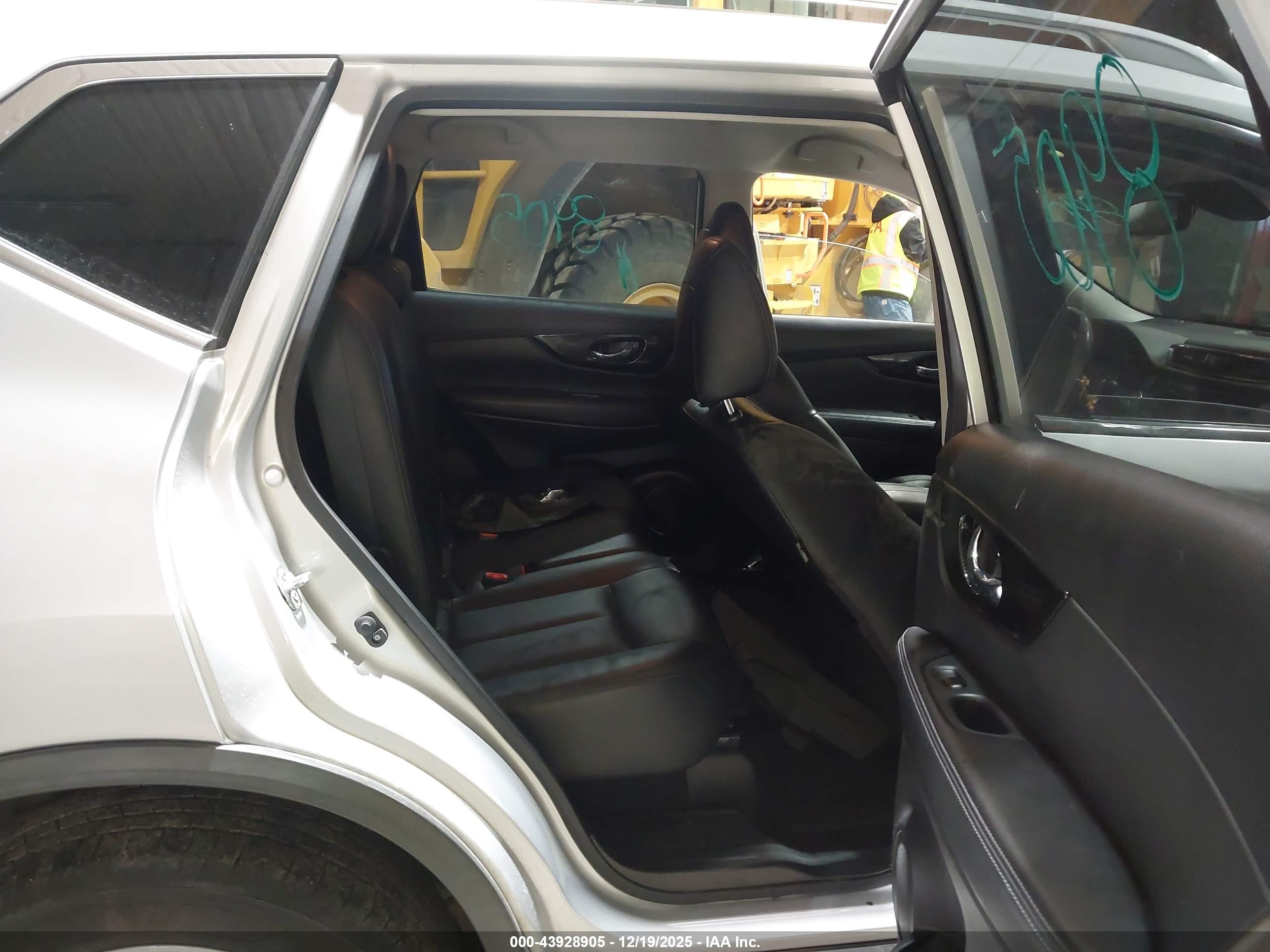 NISSAN ROGUE image 8