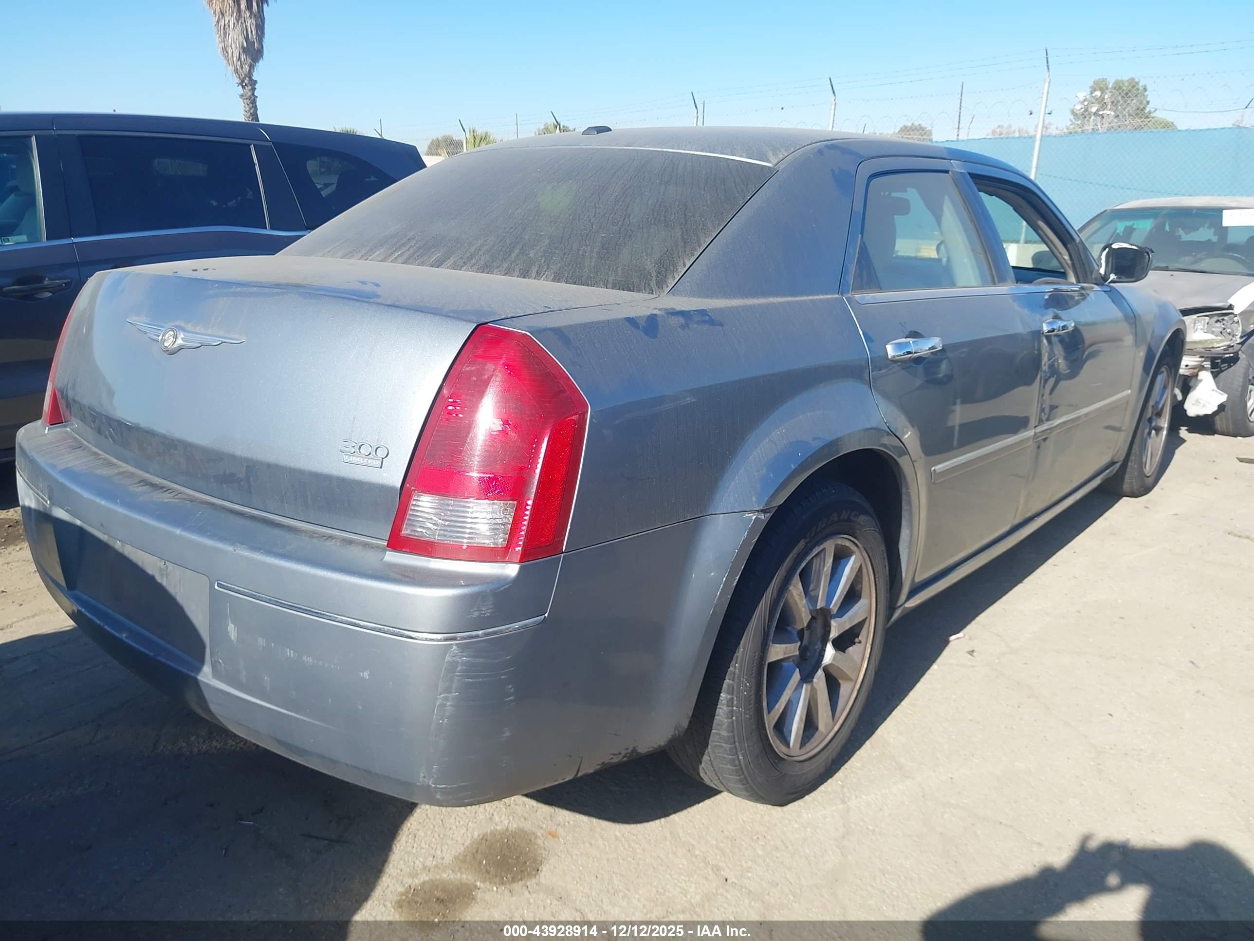 CHRYSLER 300 image 4