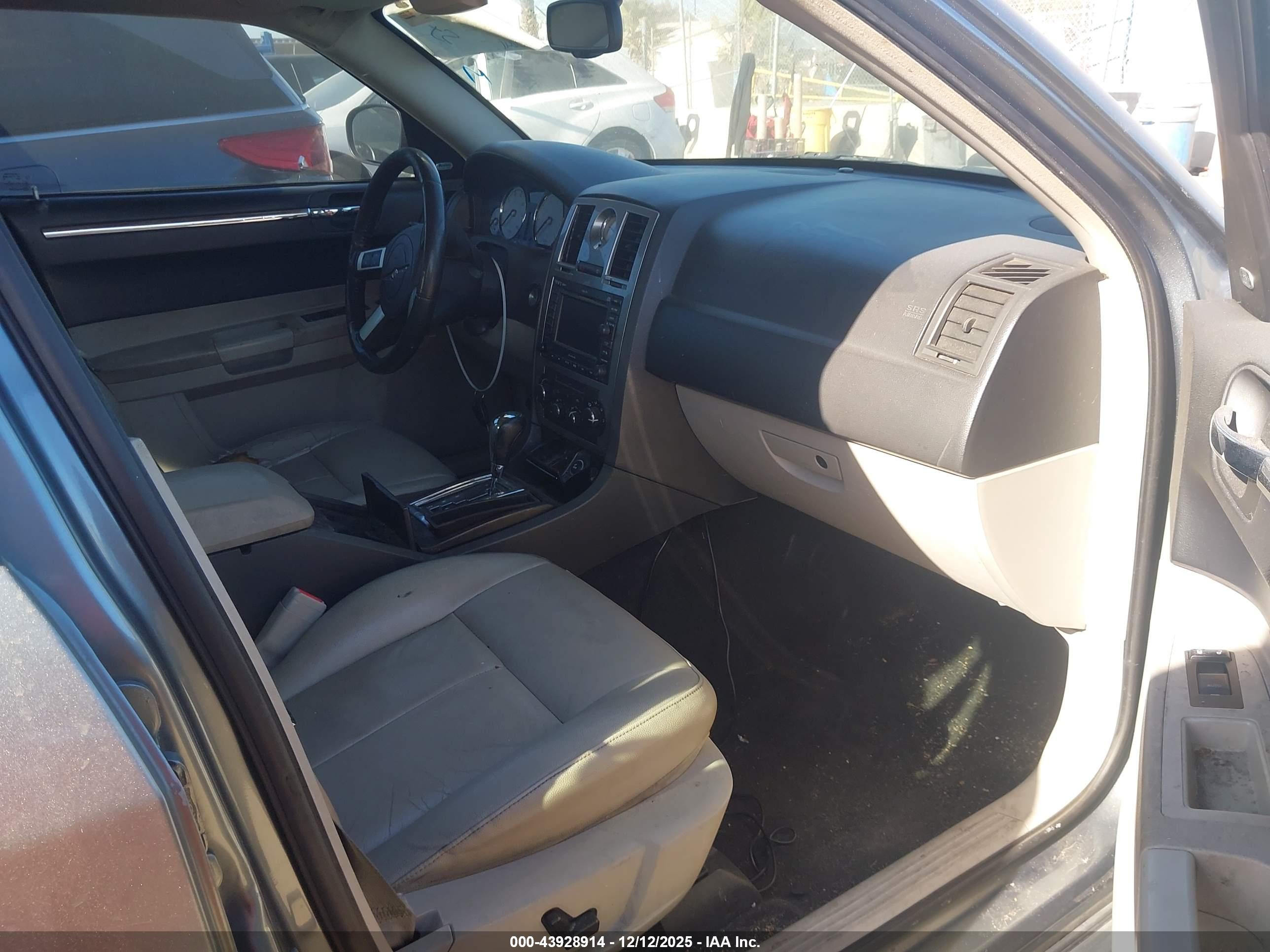 CHRYSLER 300 image 5