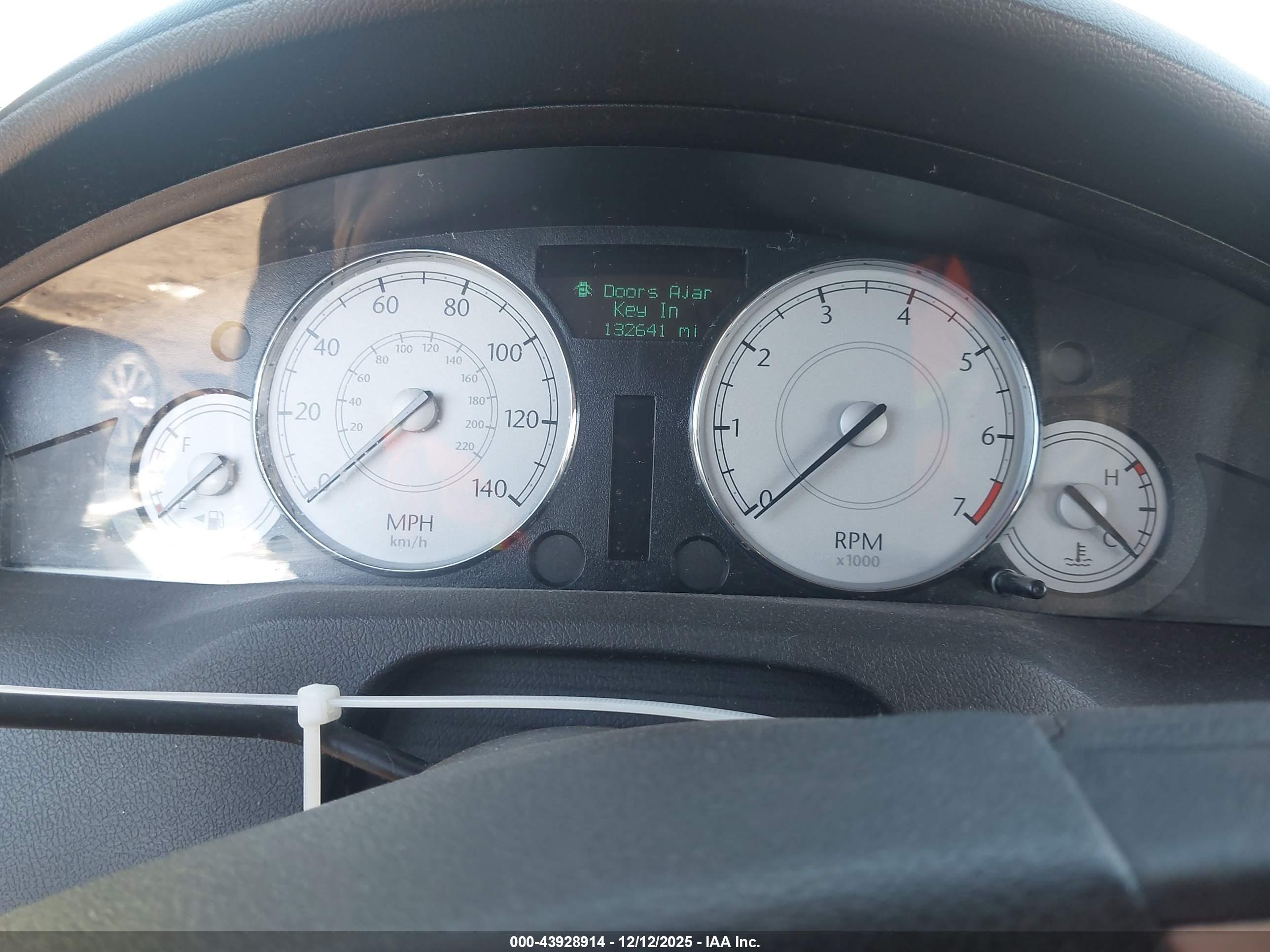 CHRYSLER 300 image 7