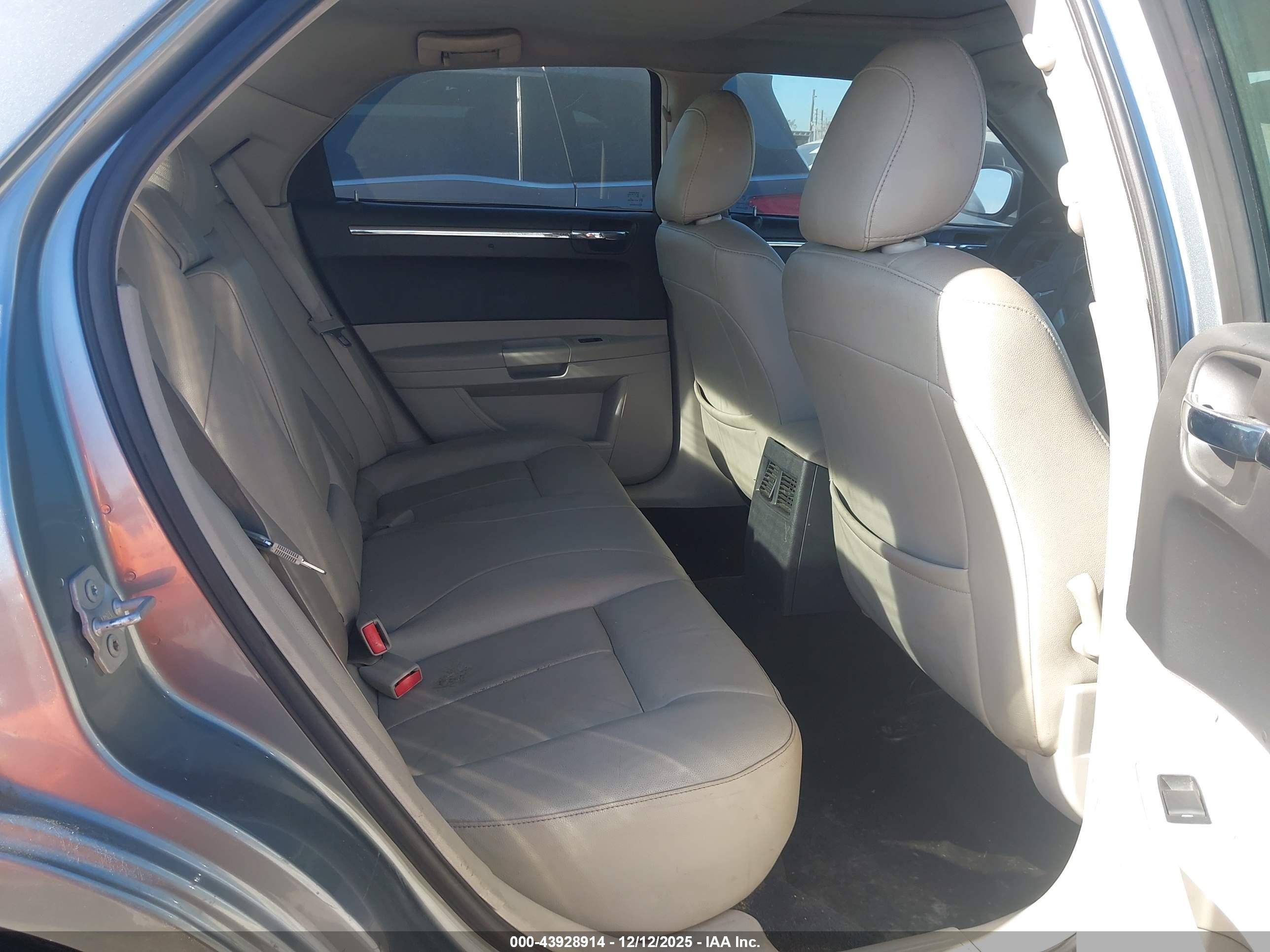 CHRYSLER 300 image 8