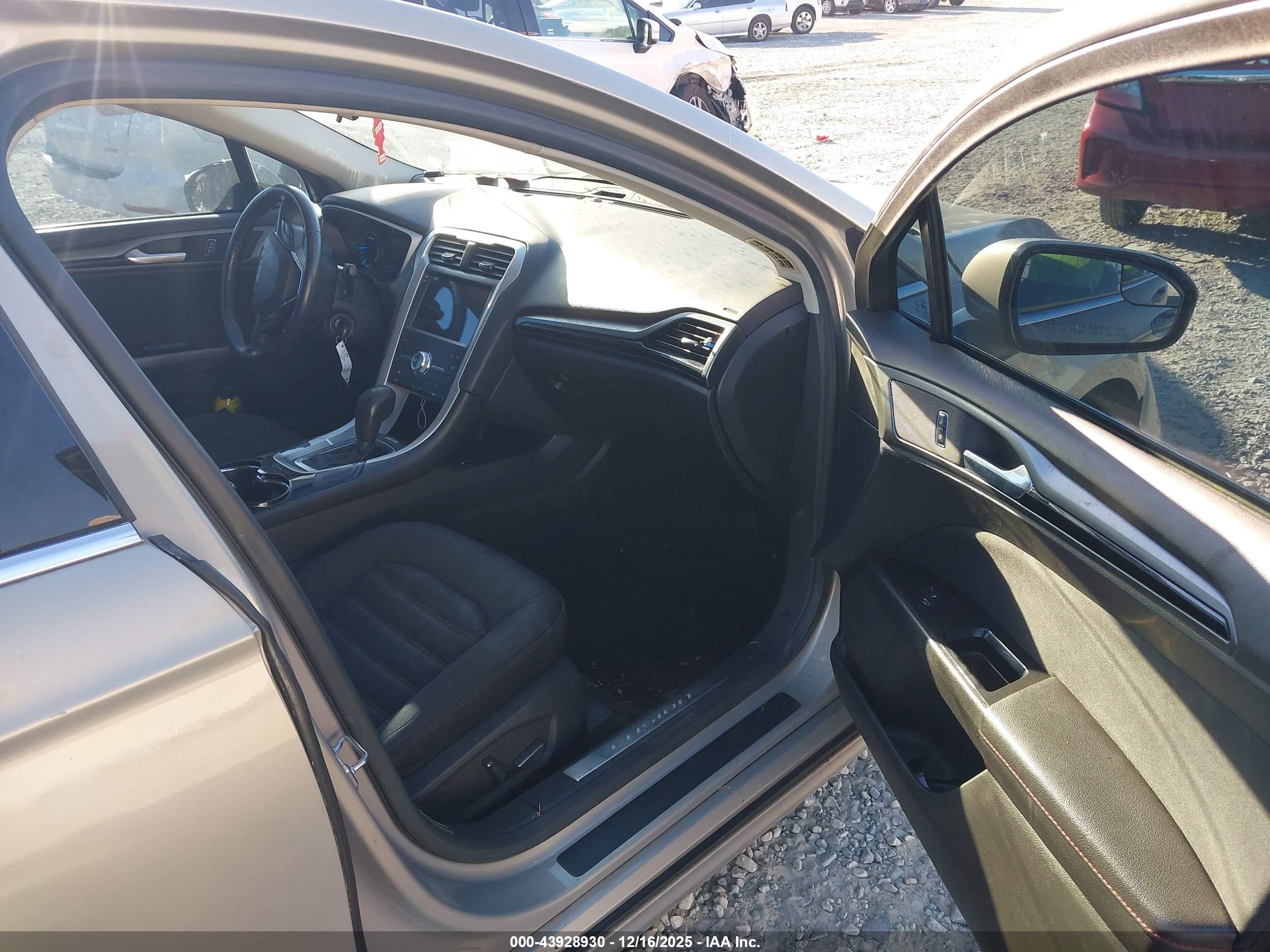 FORD FUSION image 5