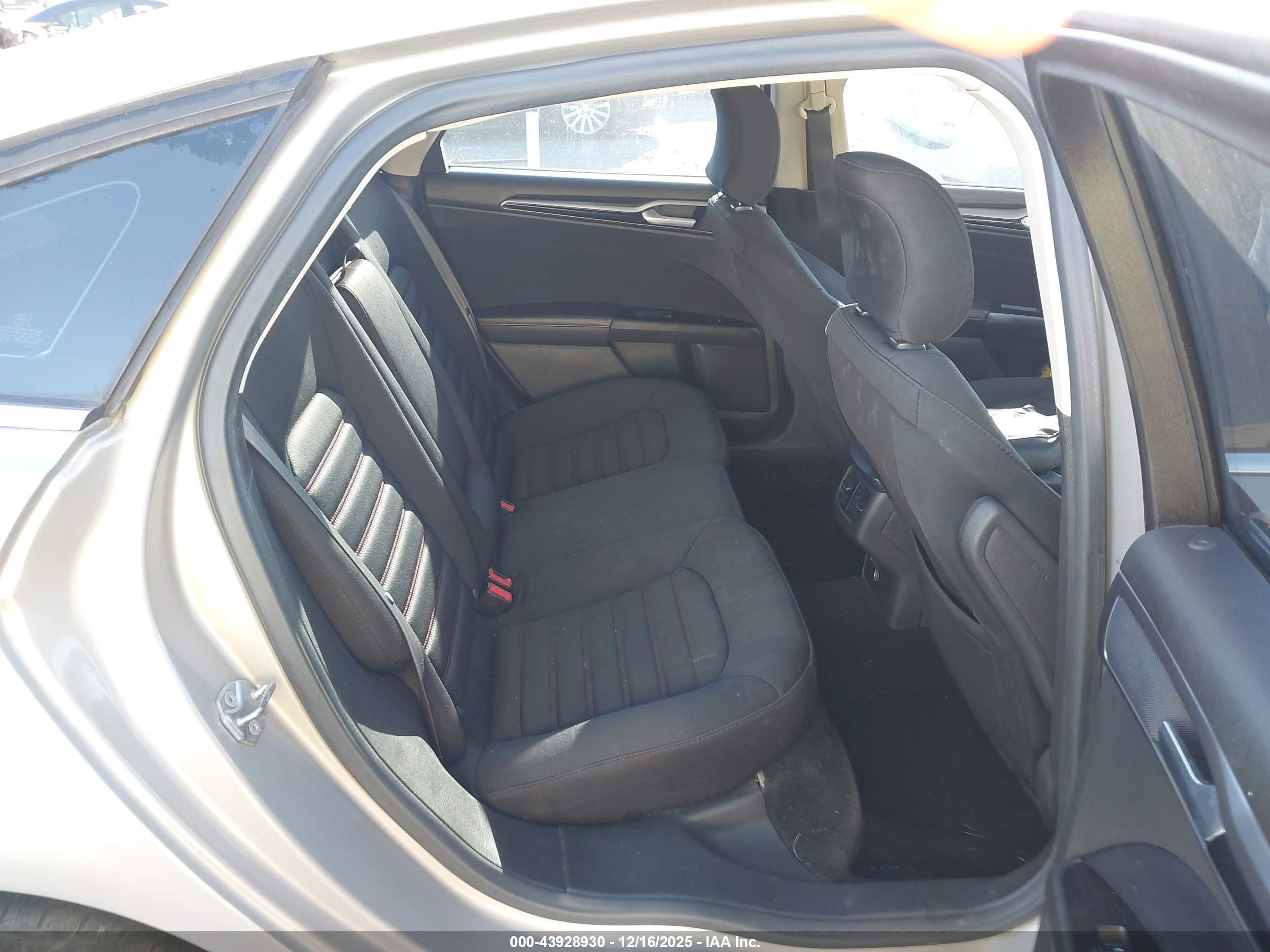 FORD FUSION image 8