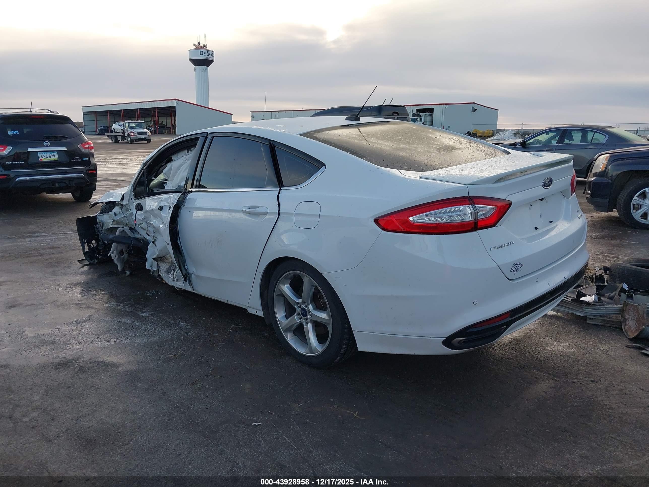 FORD FUSION image 3