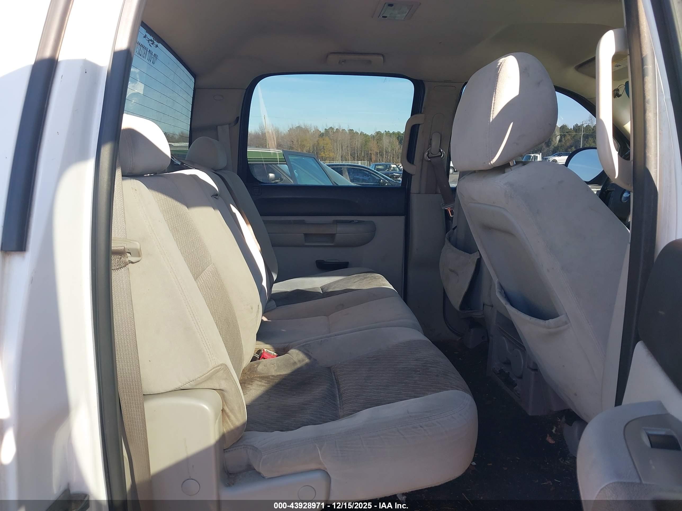 CHEVROLET SILVERADO image 8