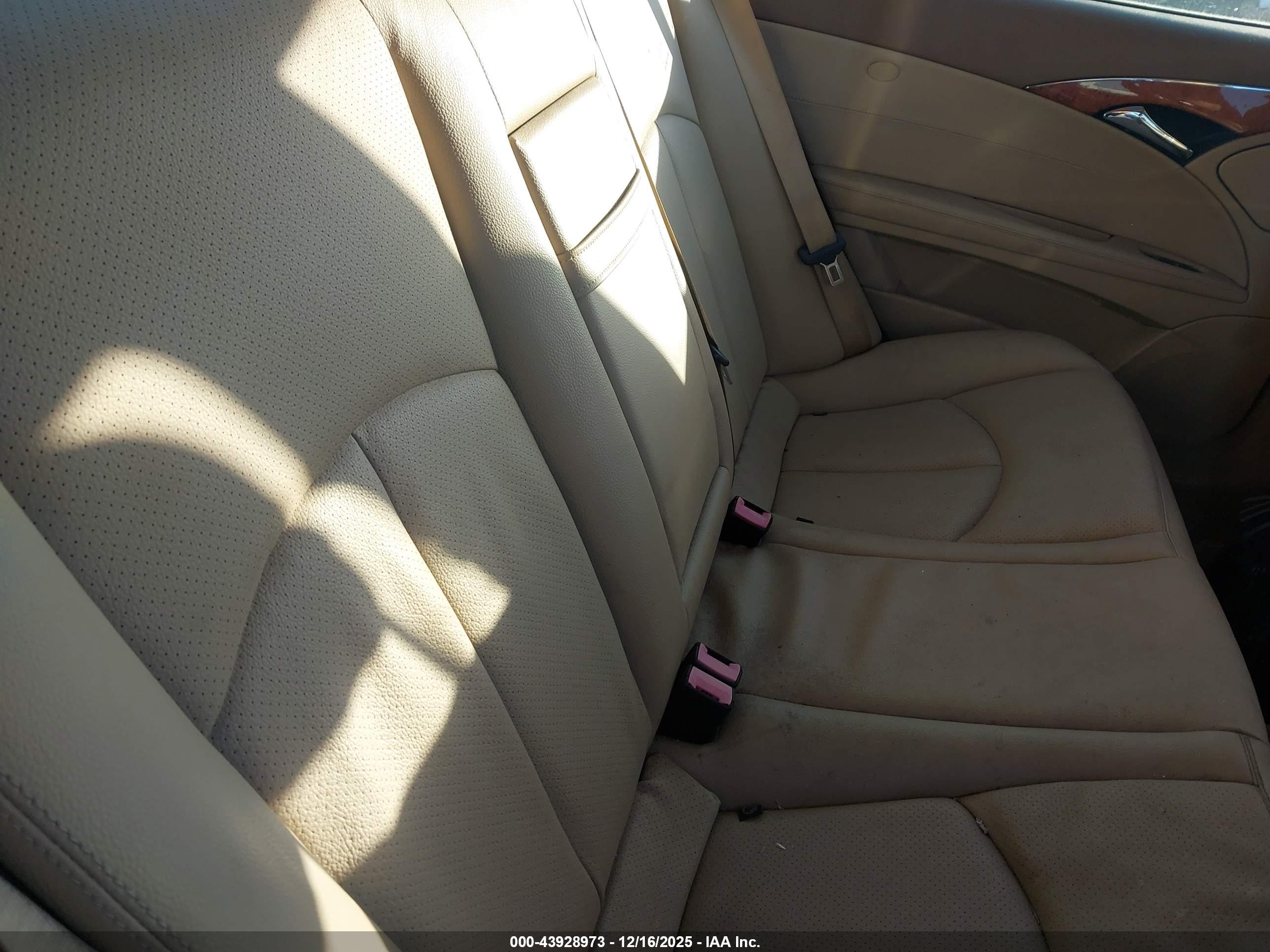 MERCEDES-BENZ E image 8