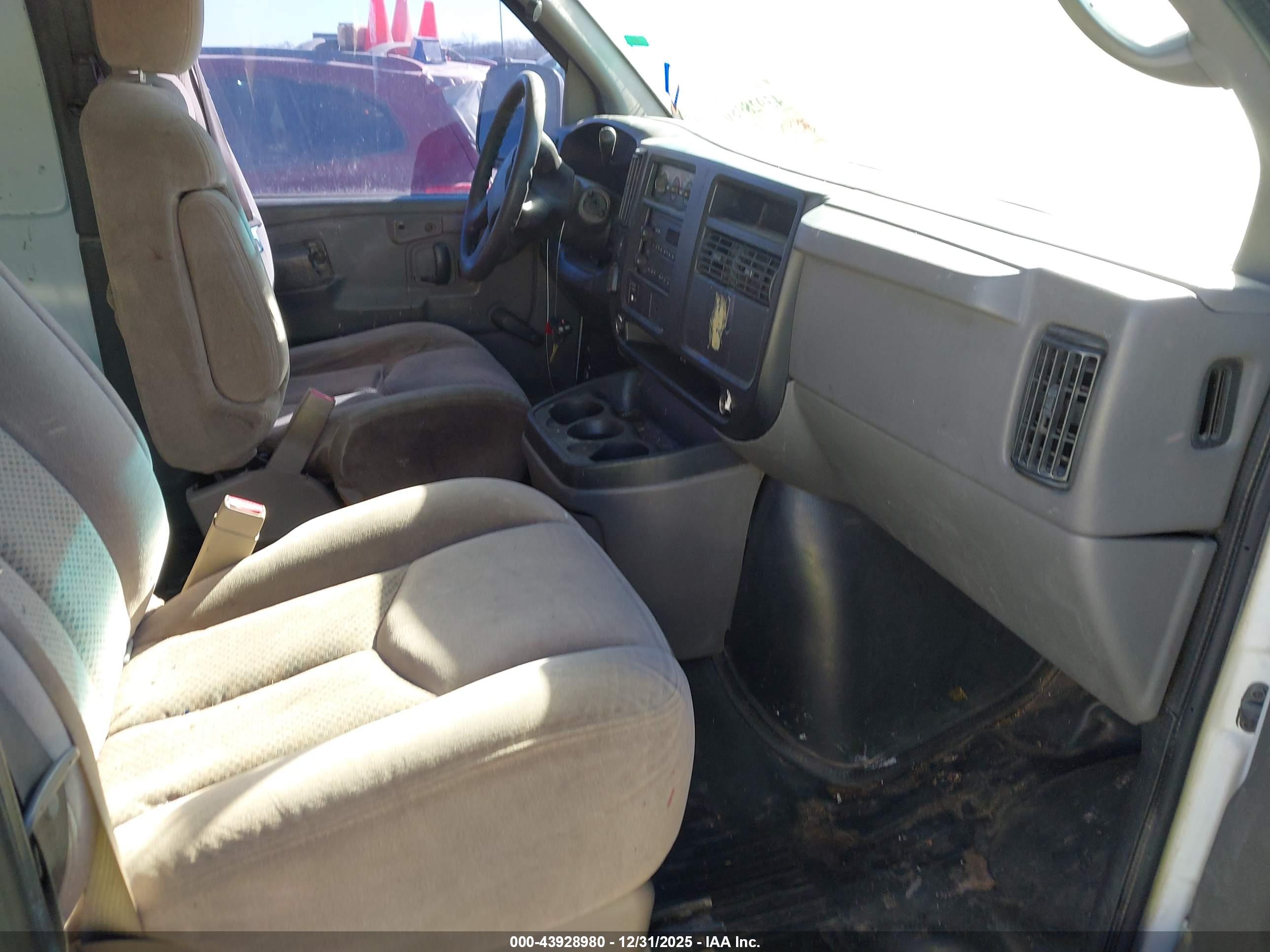 CHEVROLET EXPRESS image 5