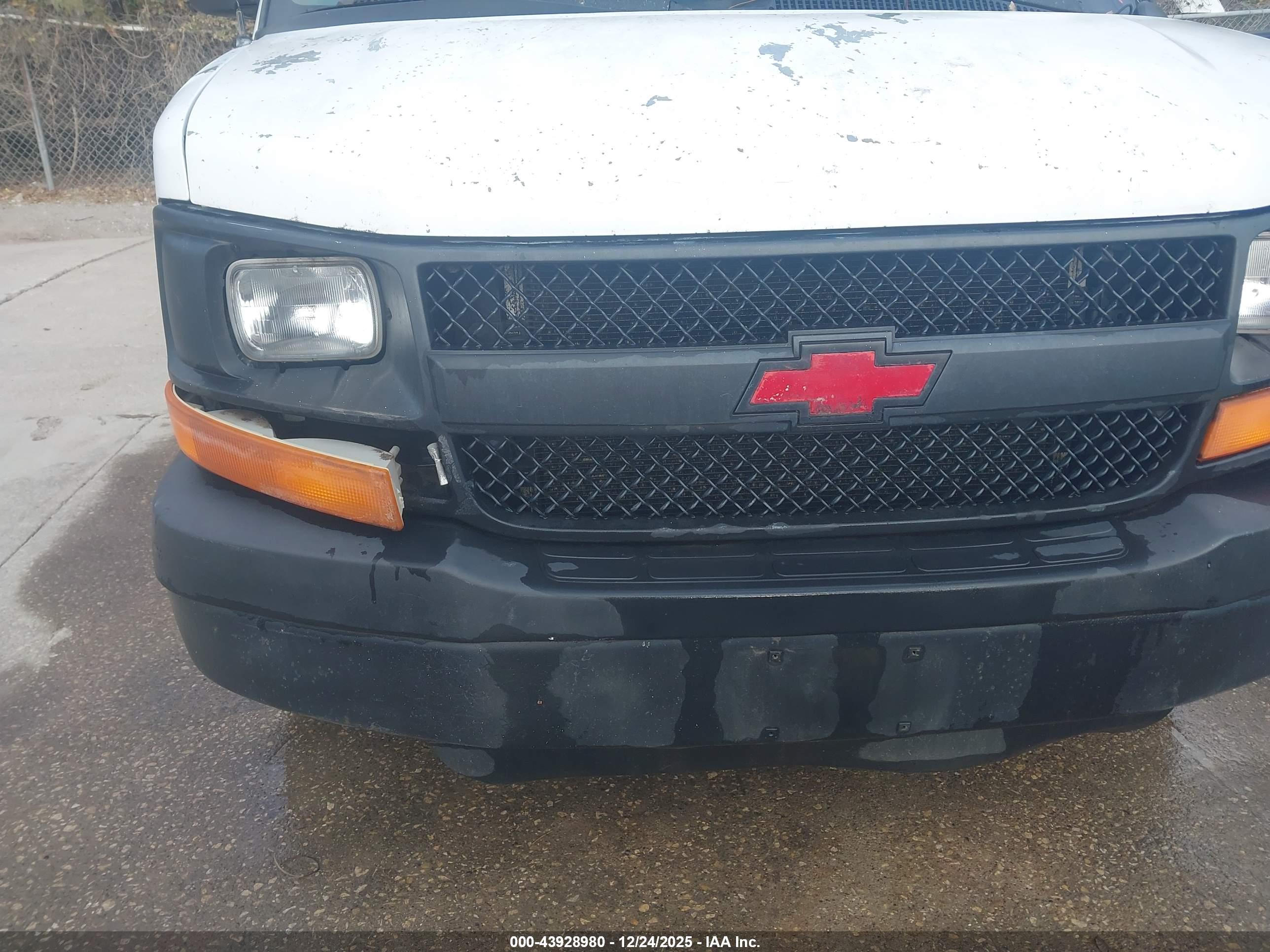 CHEVROLET EXPRESS image 6