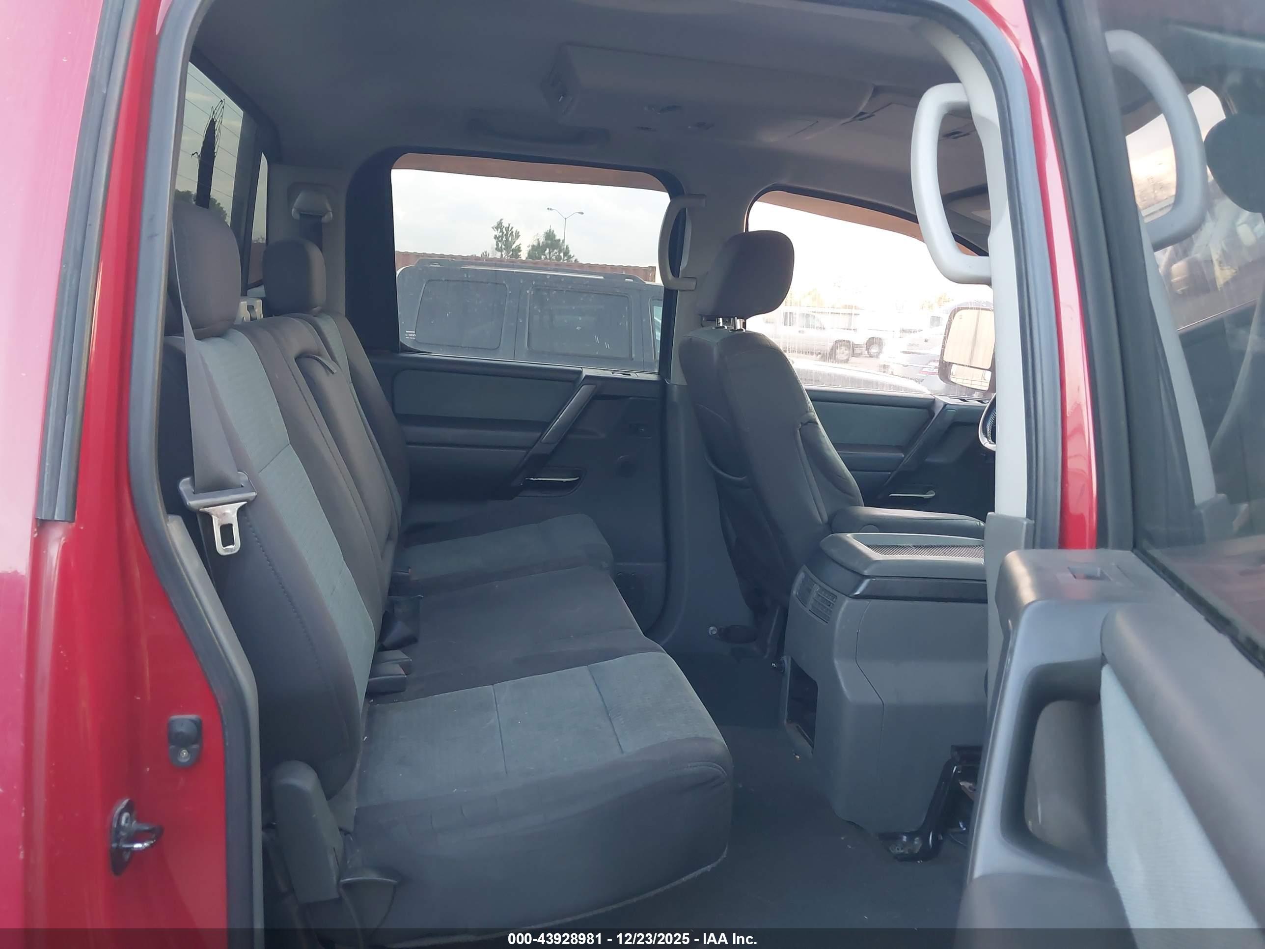 NISSAN TITAN image 8