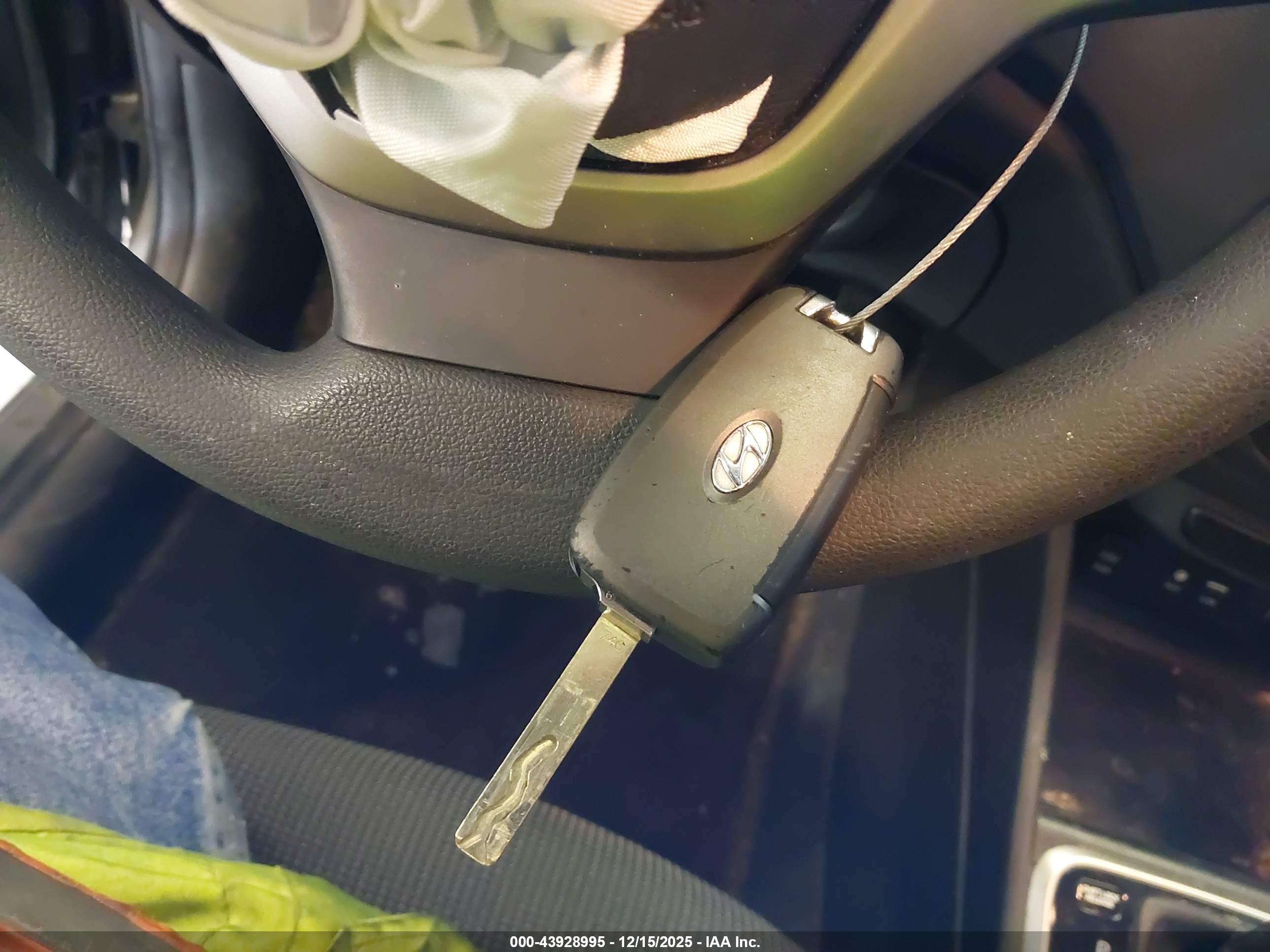 HYUNDAI ACCENT image 11