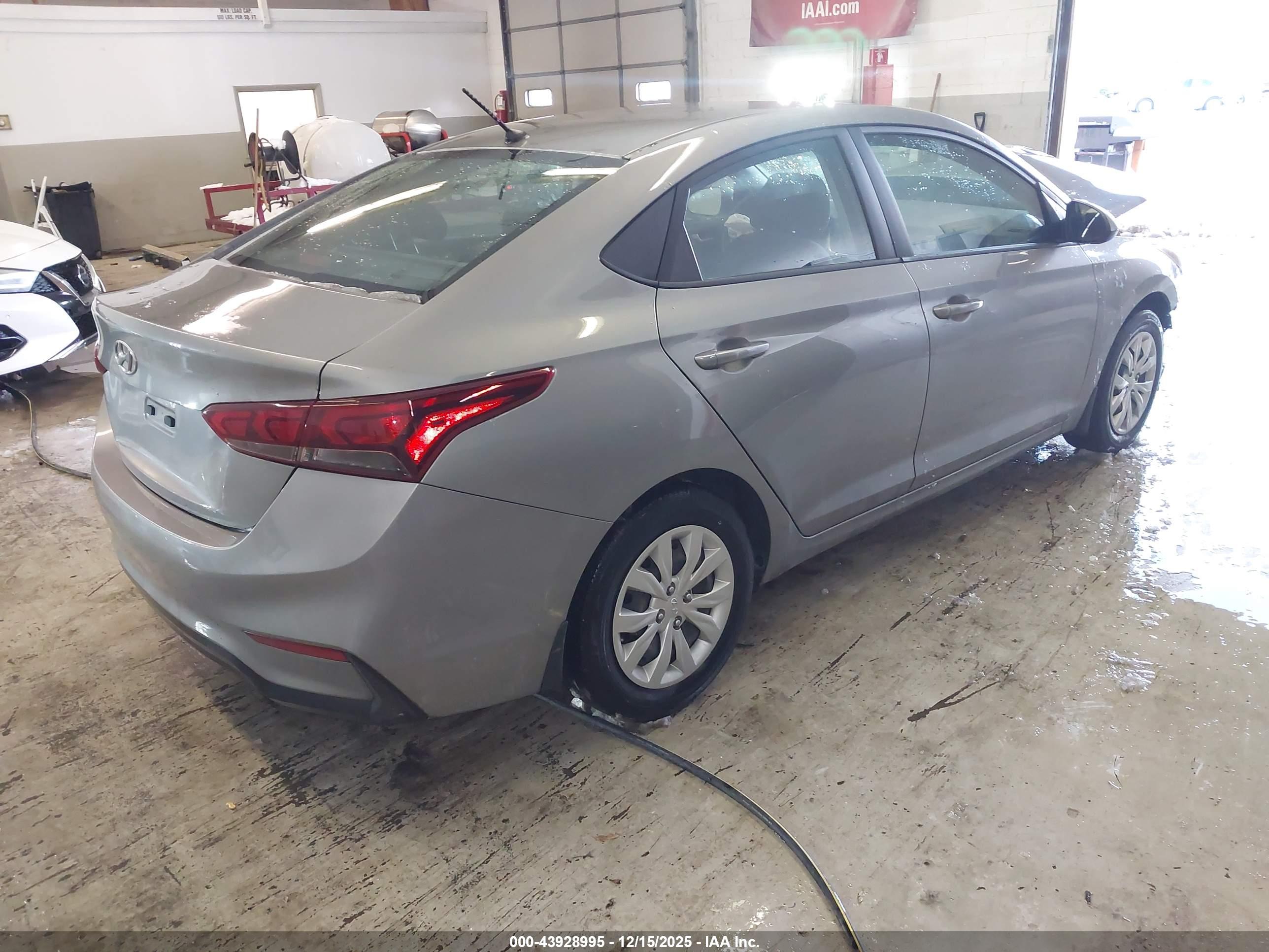 HYUNDAI ACCENT image 4