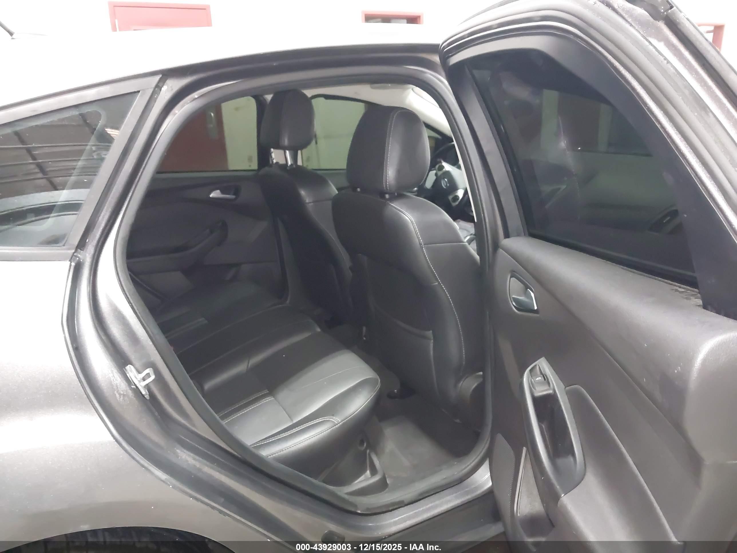 FORD FOCUS image 8