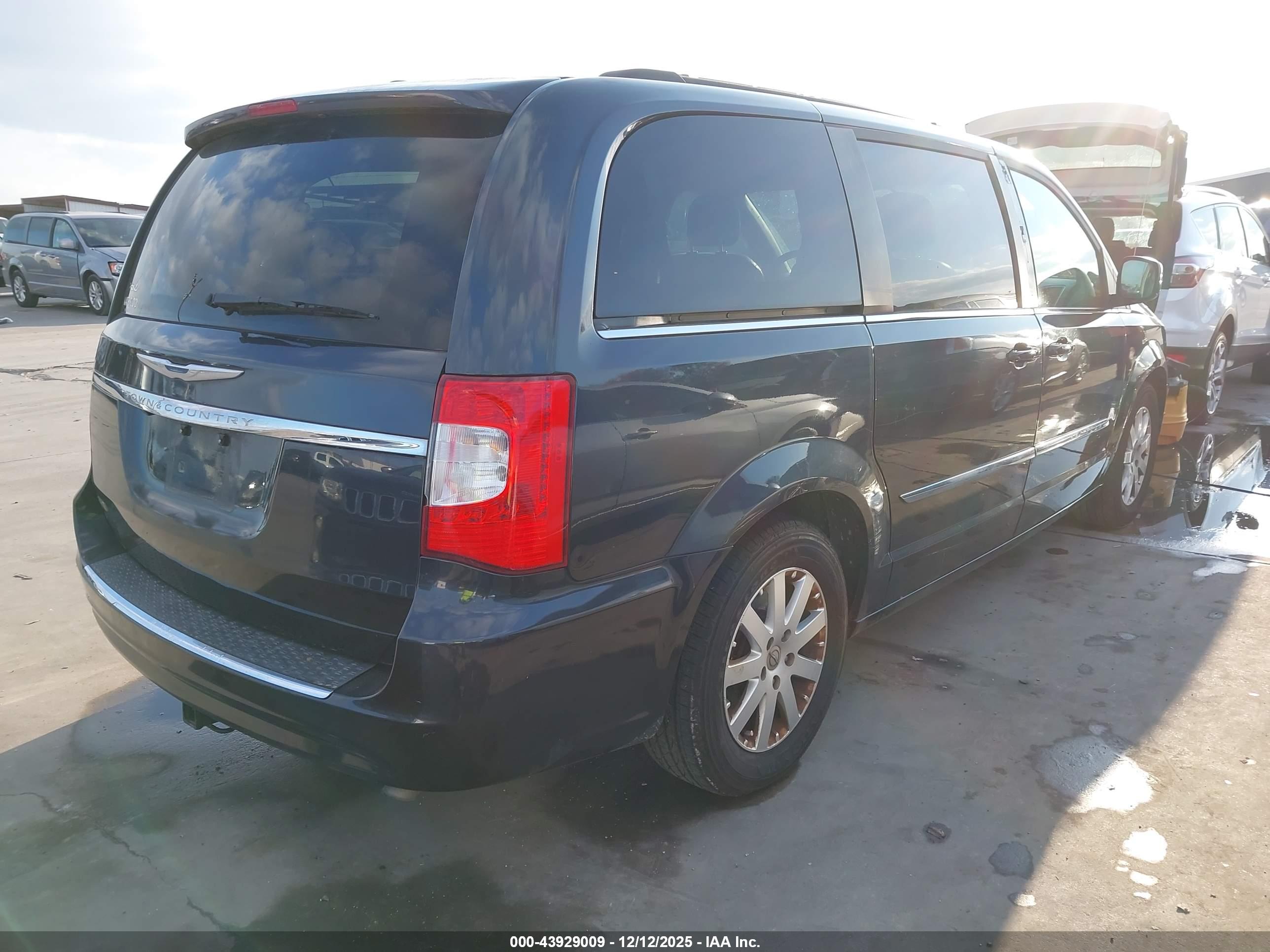 CHRYSLER TOWN image 4