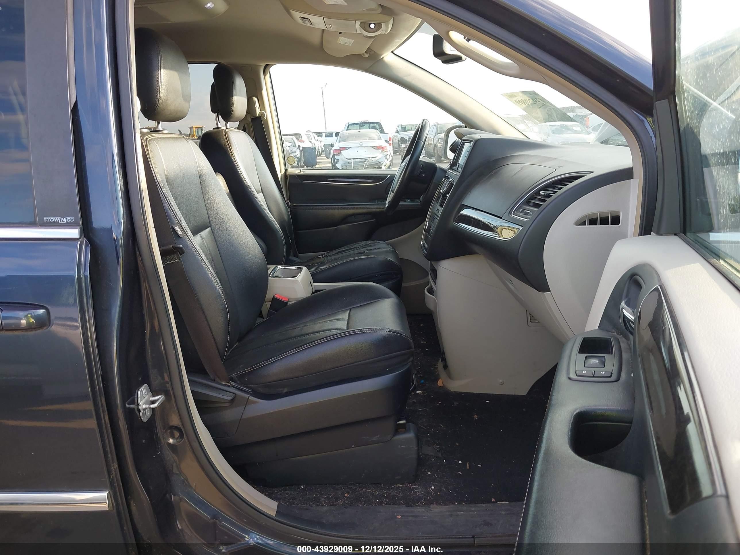 CHRYSLER TOWN image 5