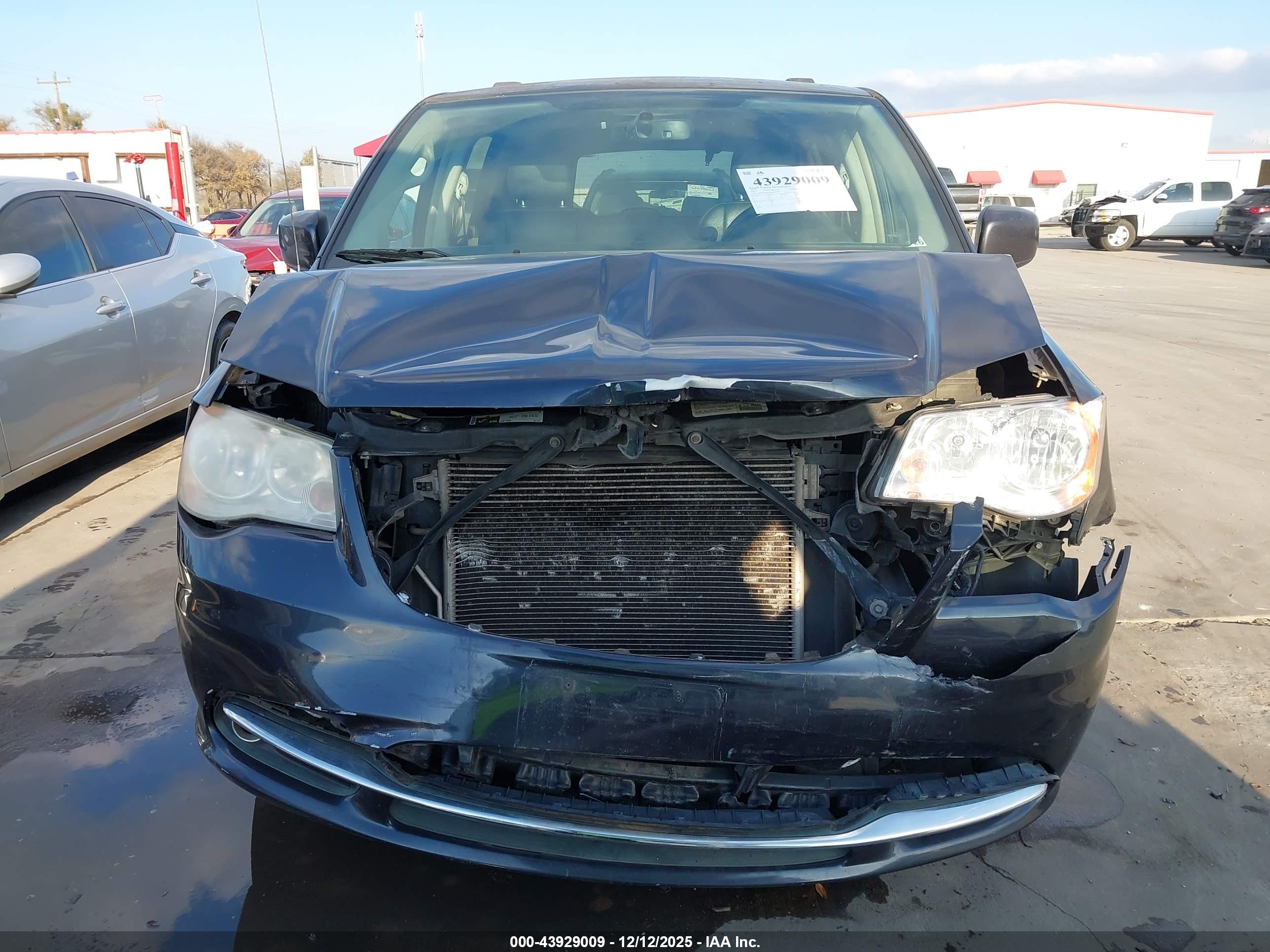CHRYSLER TOWN image 6