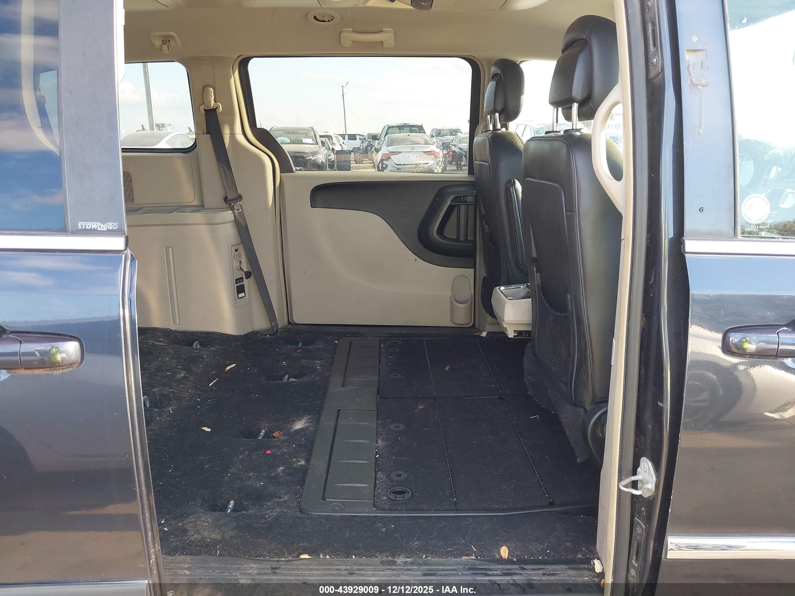 CHRYSLER TOWN image 8