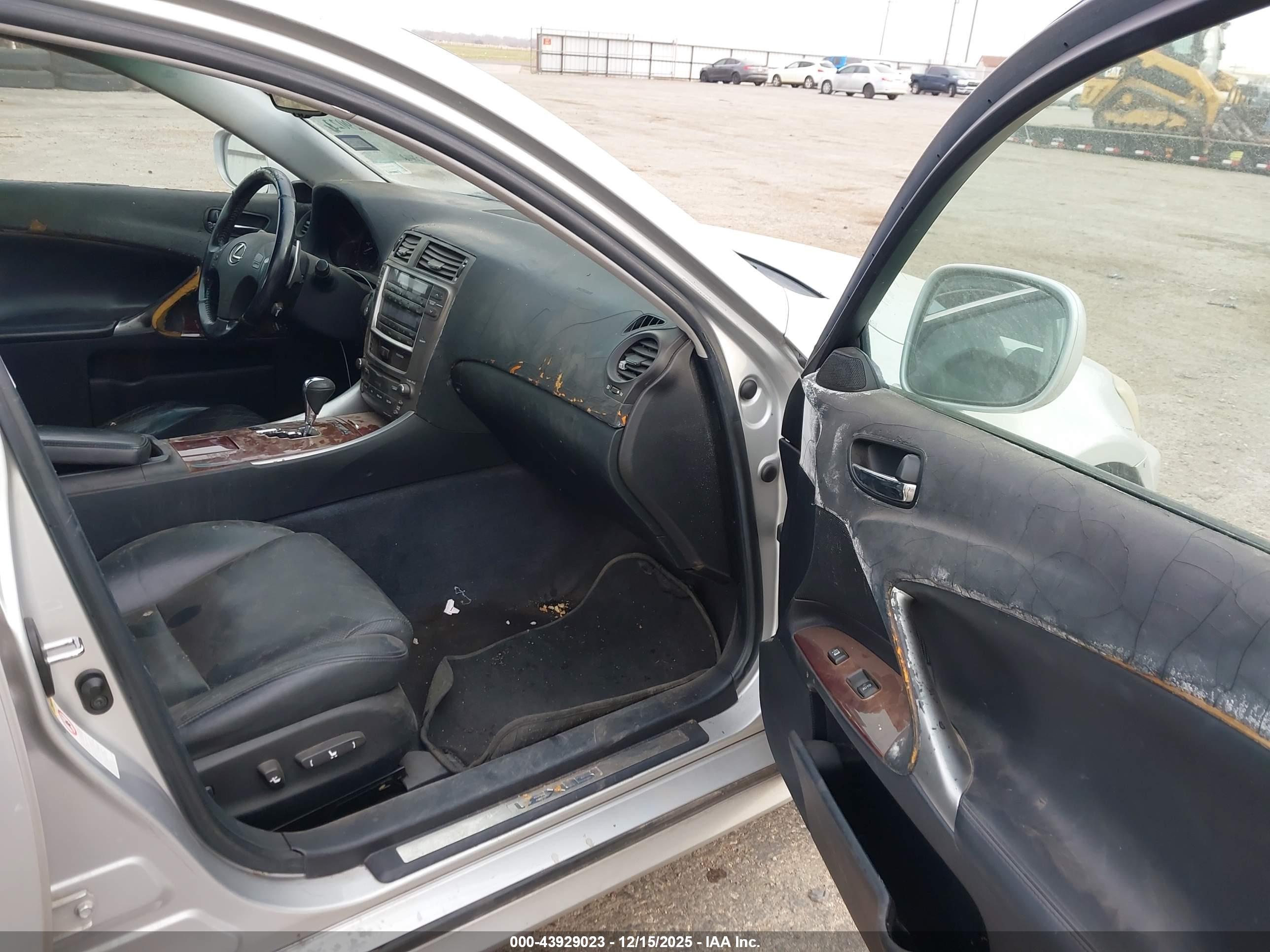 LEXUS IS image 5