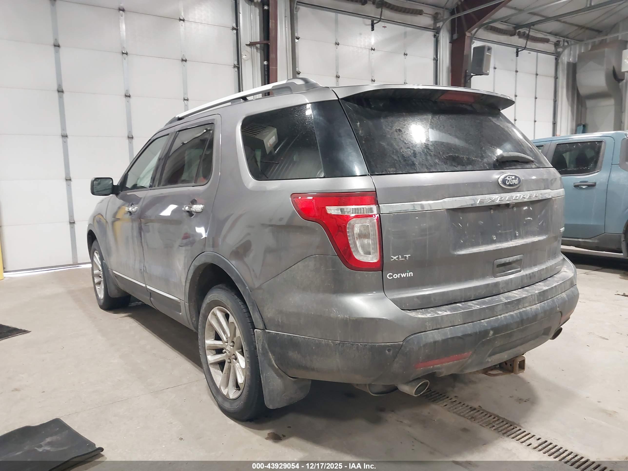 FORD EXPLORER image 3