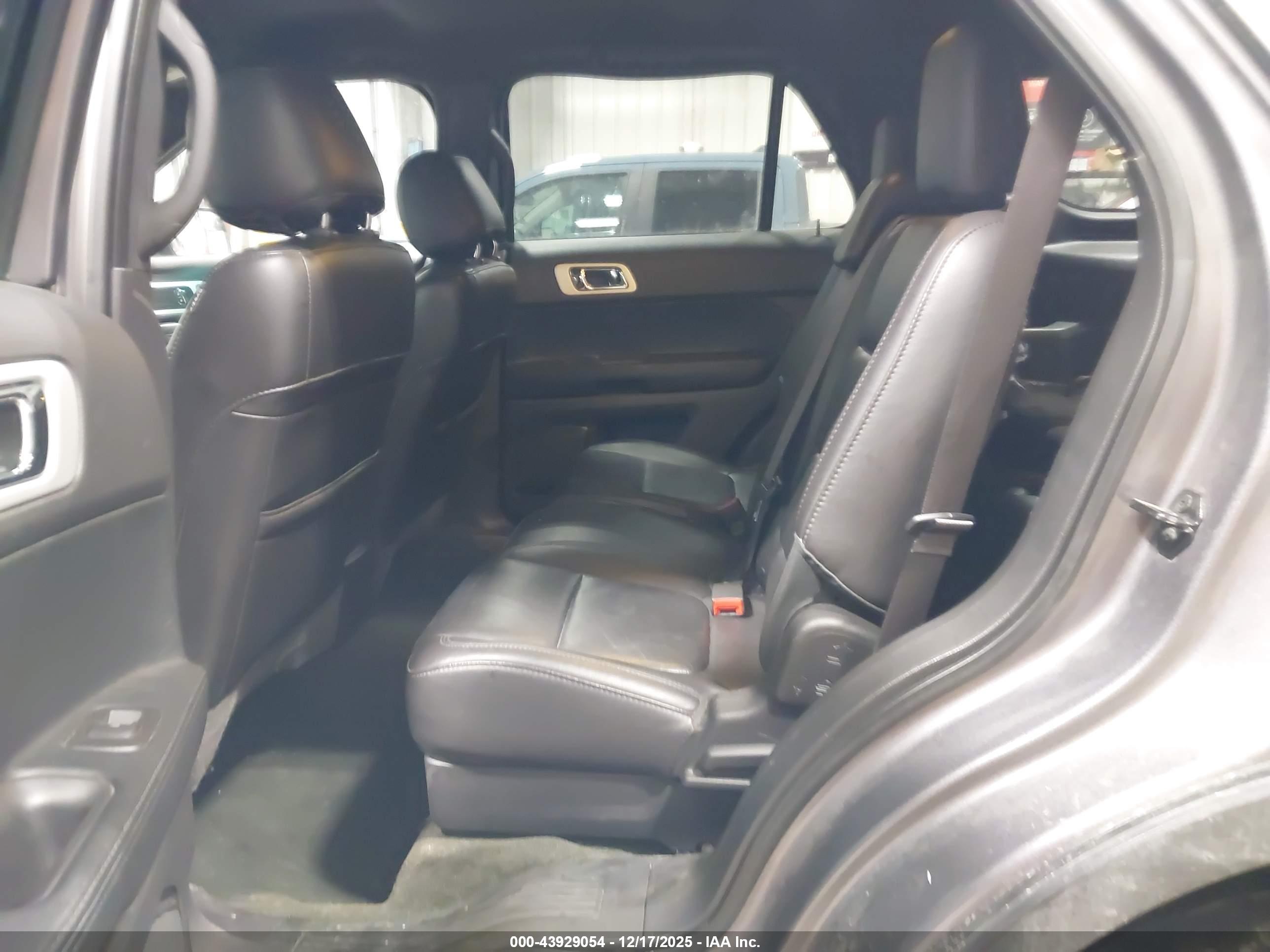 FORD EXPLORER image 8