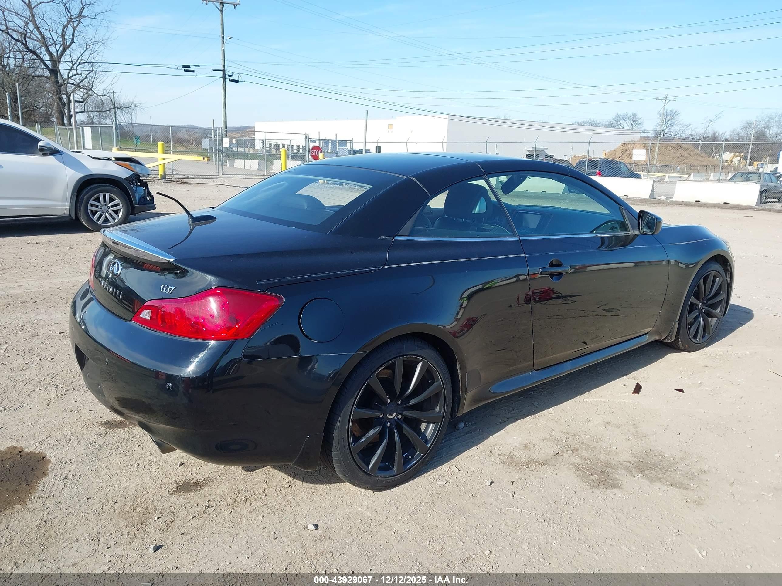INFINITI G37 image 4