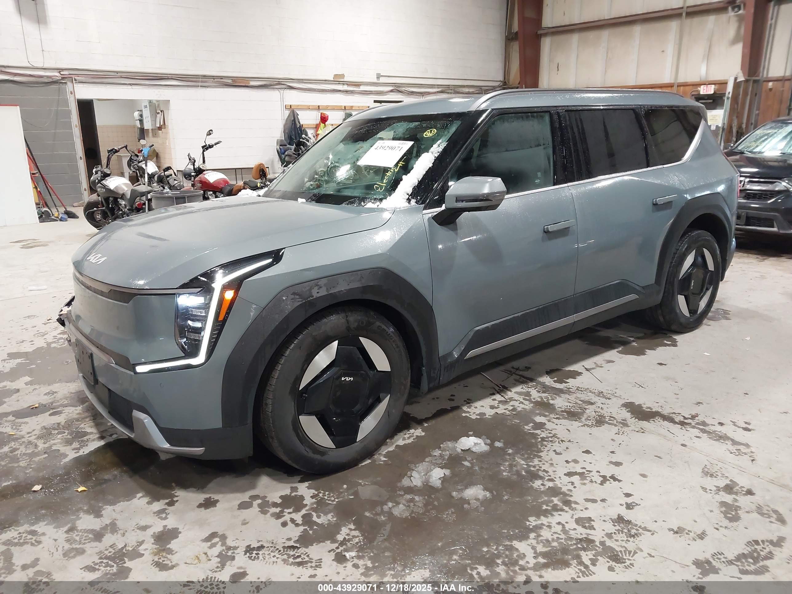 KIA EV9 image 2
