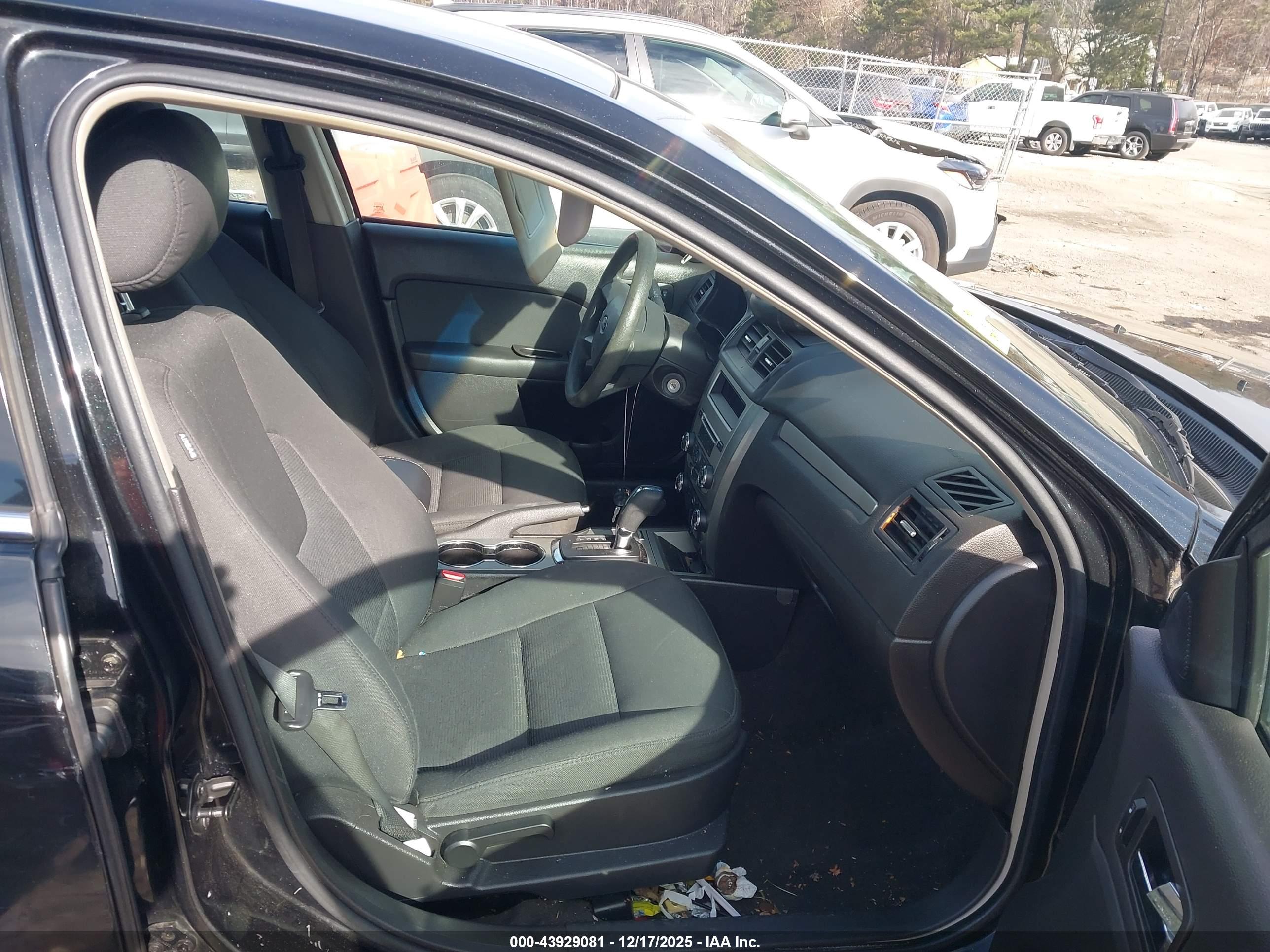 FORD FUSION image 5