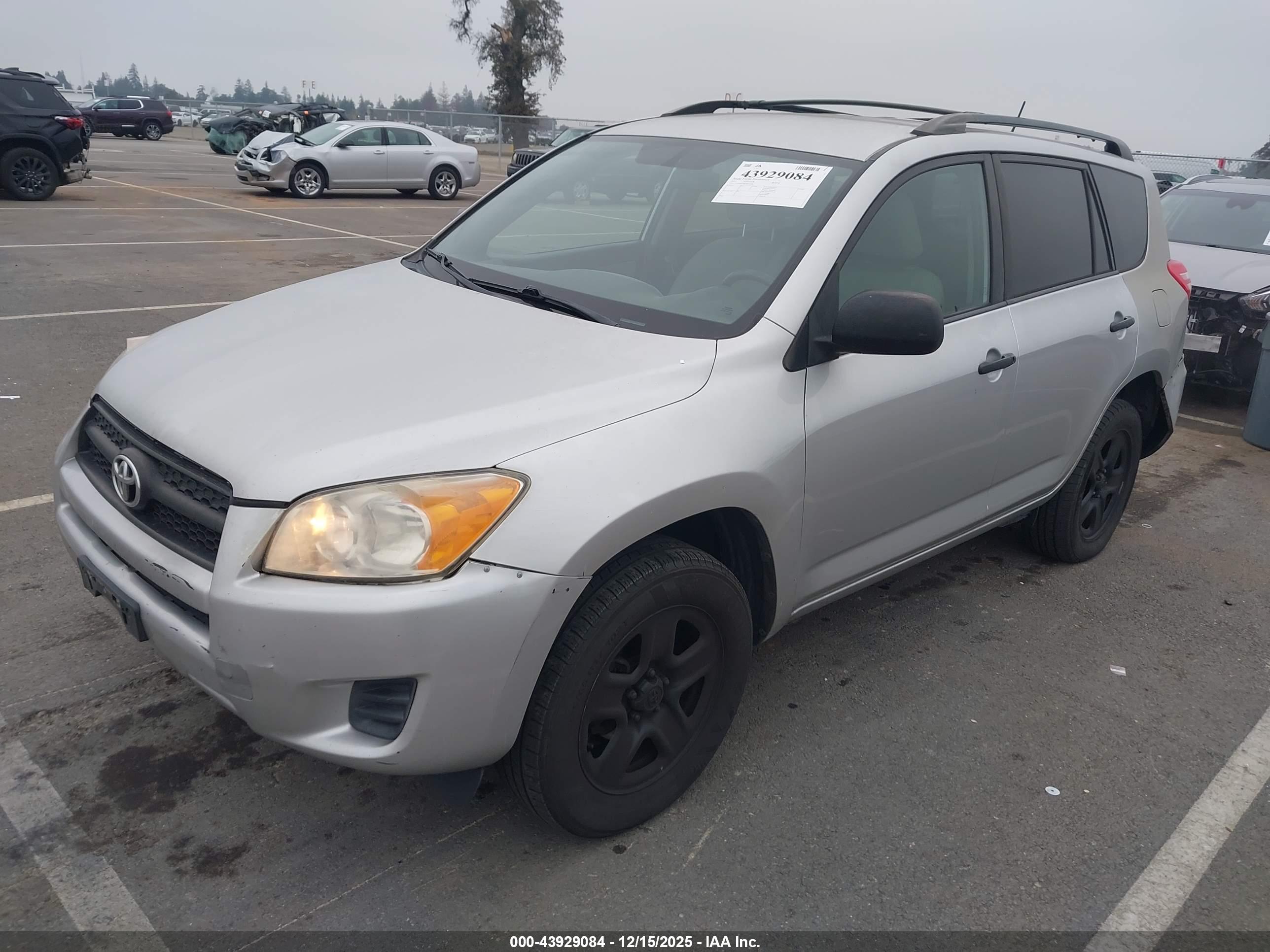 TOYOTA RAV4 image 2