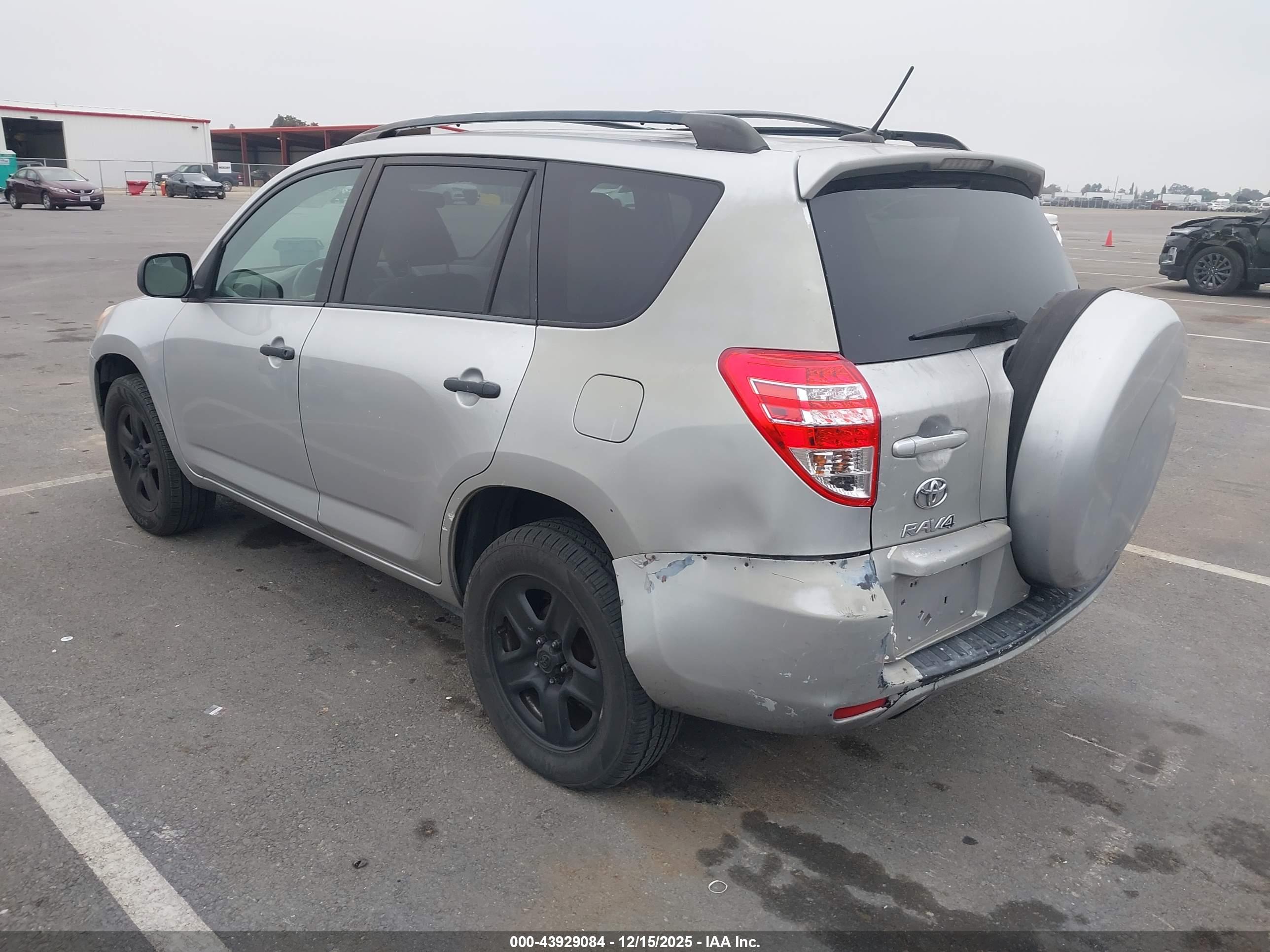TOYOTA RAV4 image 3